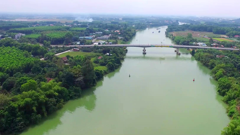 Nằm trên sông Đồng Nai, xã cù lao Bạch Đằng (TP.Tân Uyên, tỉnh Bình Dương) quanh năm xanh mát. Ảnh: Trần Khánh
