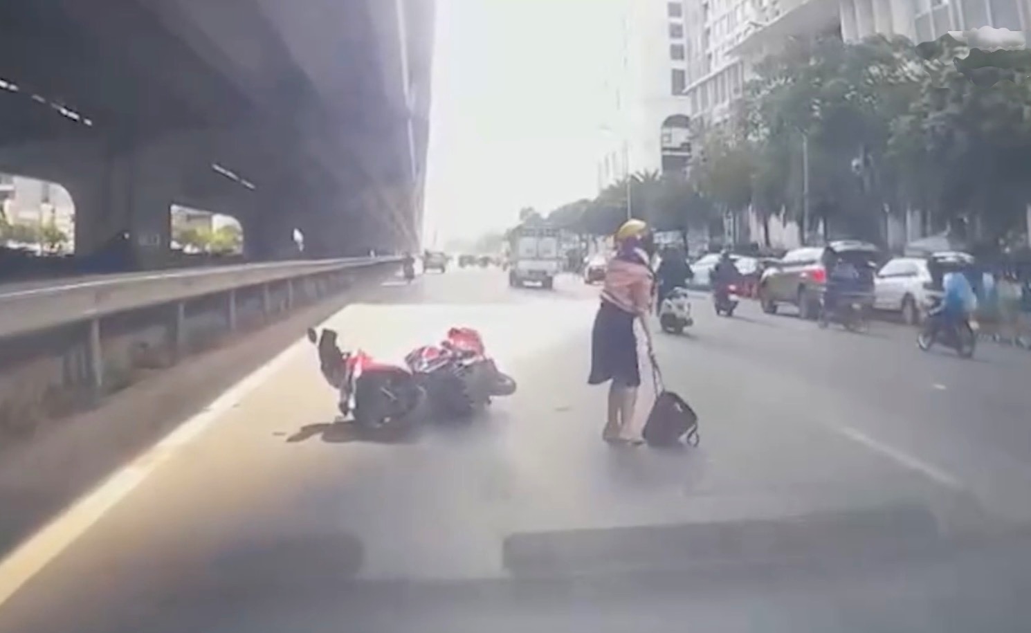 Vụ xe tải cố ý đâm xe máy ở Hà Nội: Công an trả chiếc xe máy cho lái xe grab- Ảnh 1.