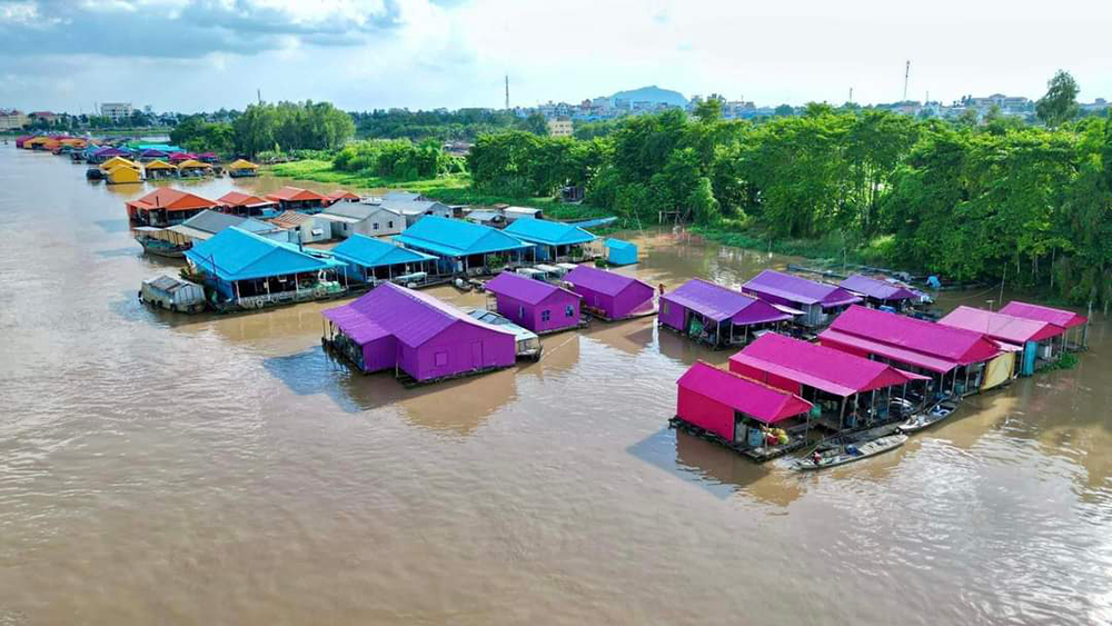 Một ngã ba sông nổi tiếng ở An Giang, thấy các nhà bè đồng loạt lên màu sắc, cảnh đẹp như phim- Ảnh 1.