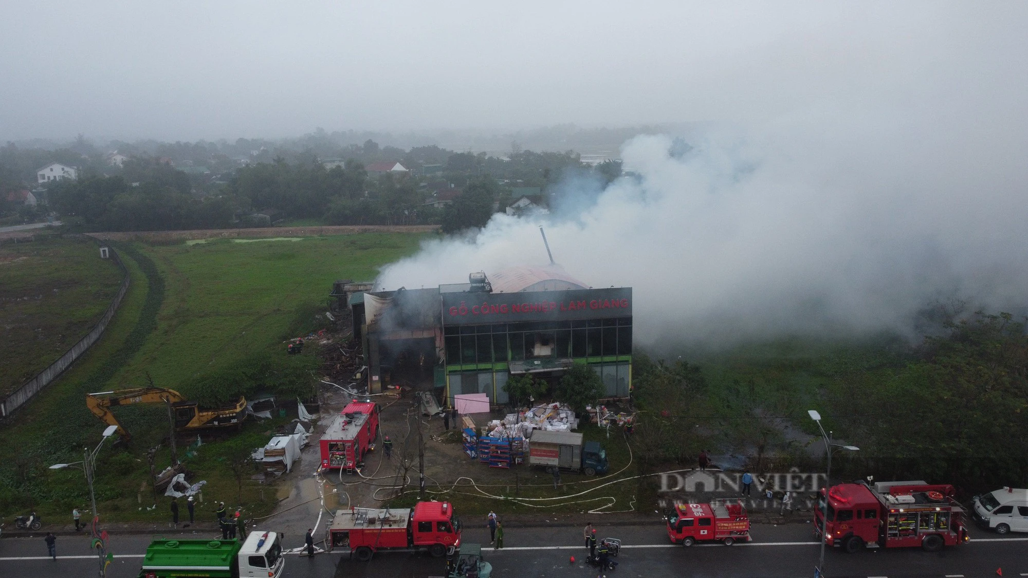 Hà Tĩnh: Cháy xưởng gỗ công nghiệp, lực lượng chữa cháy mất 6 tiếng để dập tắt hẳn- Ảnh 4.