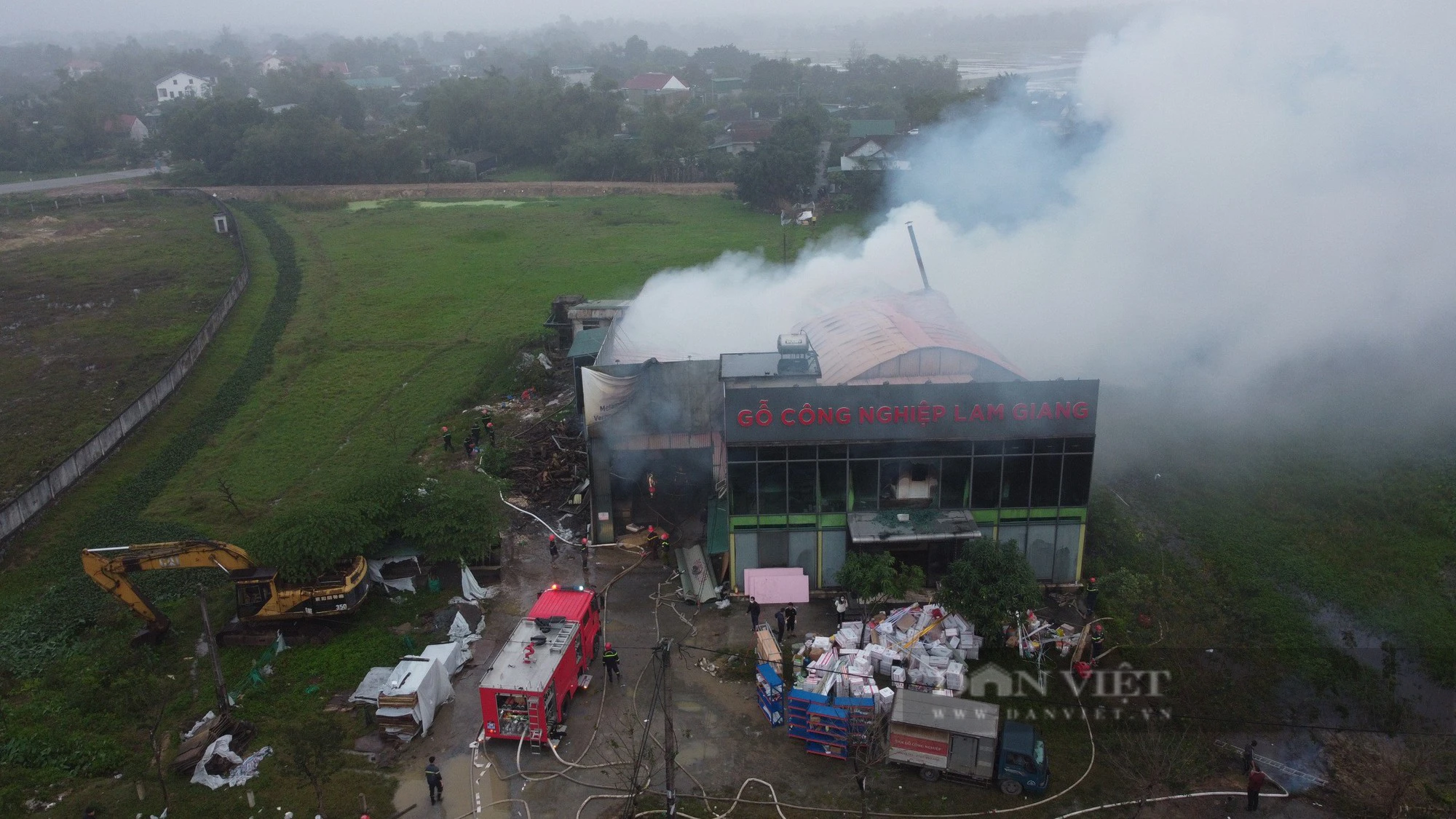 Hà Tĩnh: Cháy xưởng gỗ công nghiệp, lực lượng chữa cháy mất 6 tiếng để dập tắt hẳn- Ảnh 6.