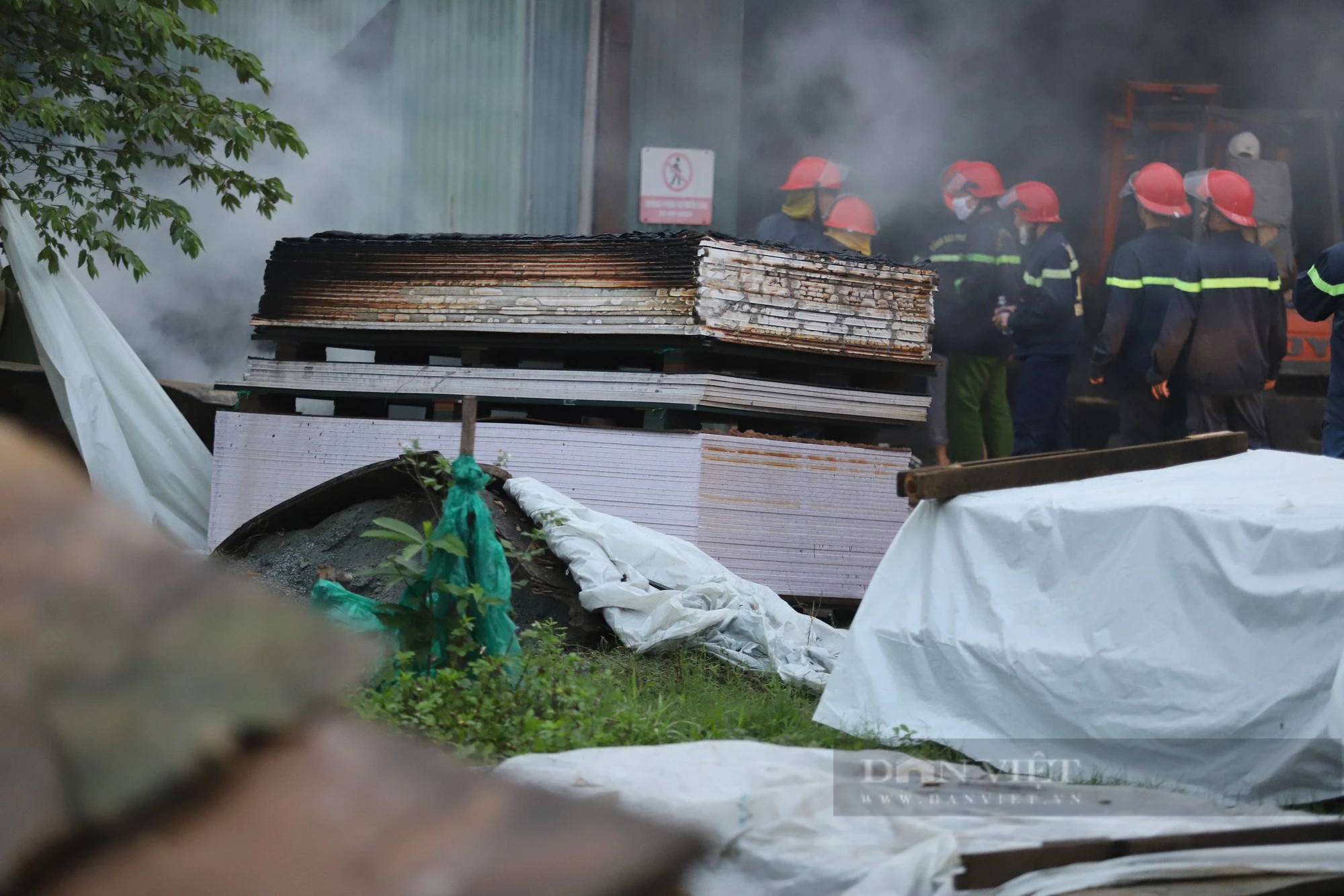 Hà Tĩnh: Cháy xưởng gỗ công nghiệp, lực lượng chữa cháy mất 6 tiếng để dập tắt hẳn- Ảnh 2.