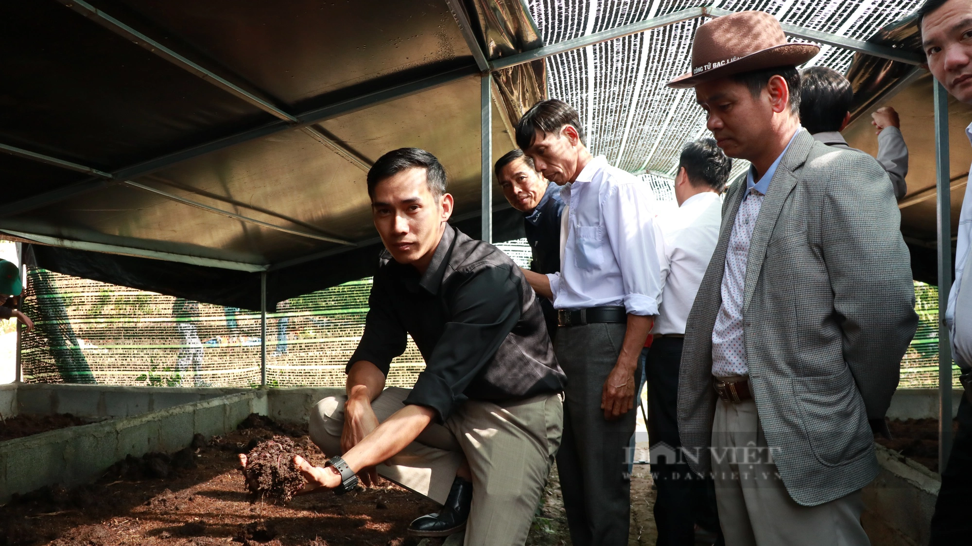 Hội ND Lâm Đồng đưa cán bộ, hội viên, nông dân đi thăm mô hình nuôi trùn quế, thu hơn 30 triệu/tháng- Ảnh 1.