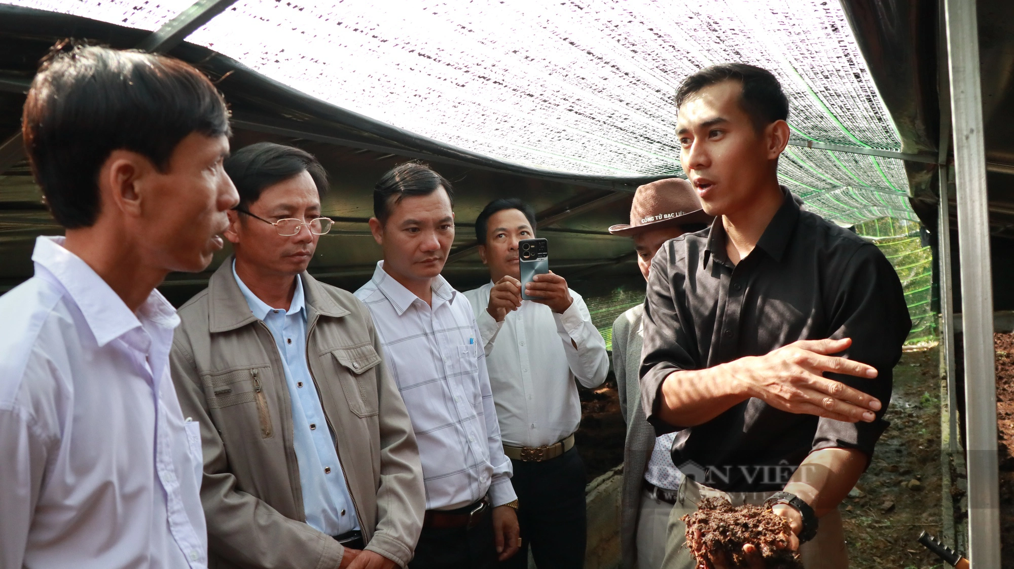 Hội ND Lâm Đồng đưa cán bộ, hội viên, nông dân đi thăm mô hình nuôi trùn quế, thu hơn 30 triệu/tháng- Ảnh 2.