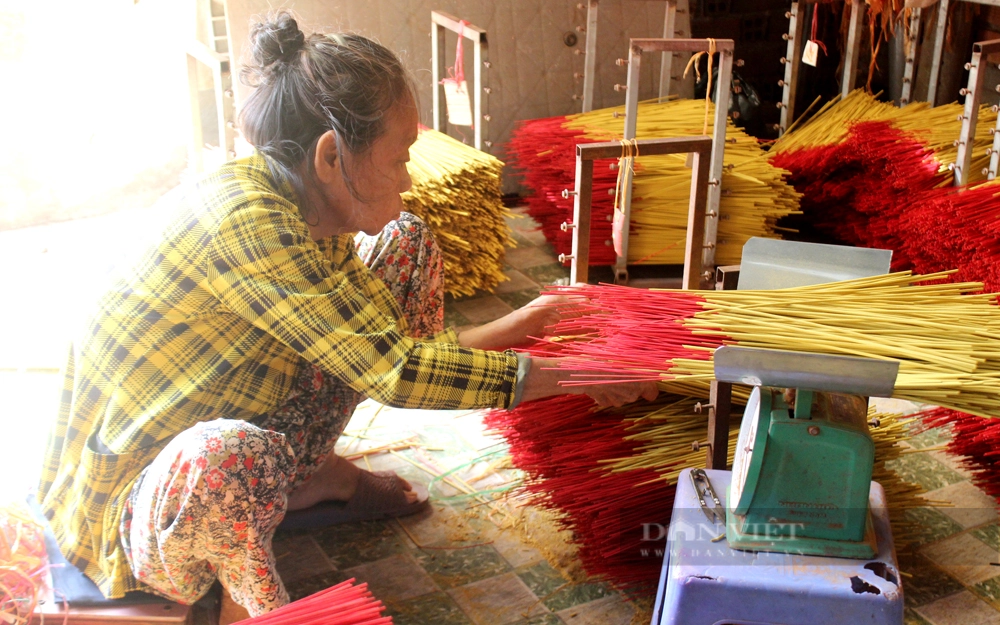Xưởng nhang của bà Thúy tạo công ăn việc cho cả trăm nhân công ở địa phương. Ảnh: Trần Khánh