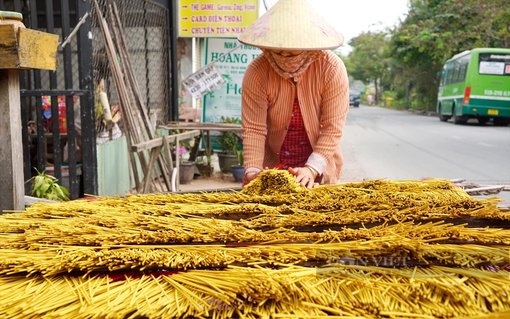 Các hộ nhận gia công nhang ở làng nghề xã Lê Minh Xuân cũng gặp cảnh khó khăn chung. Ảnh: Trần Khánh