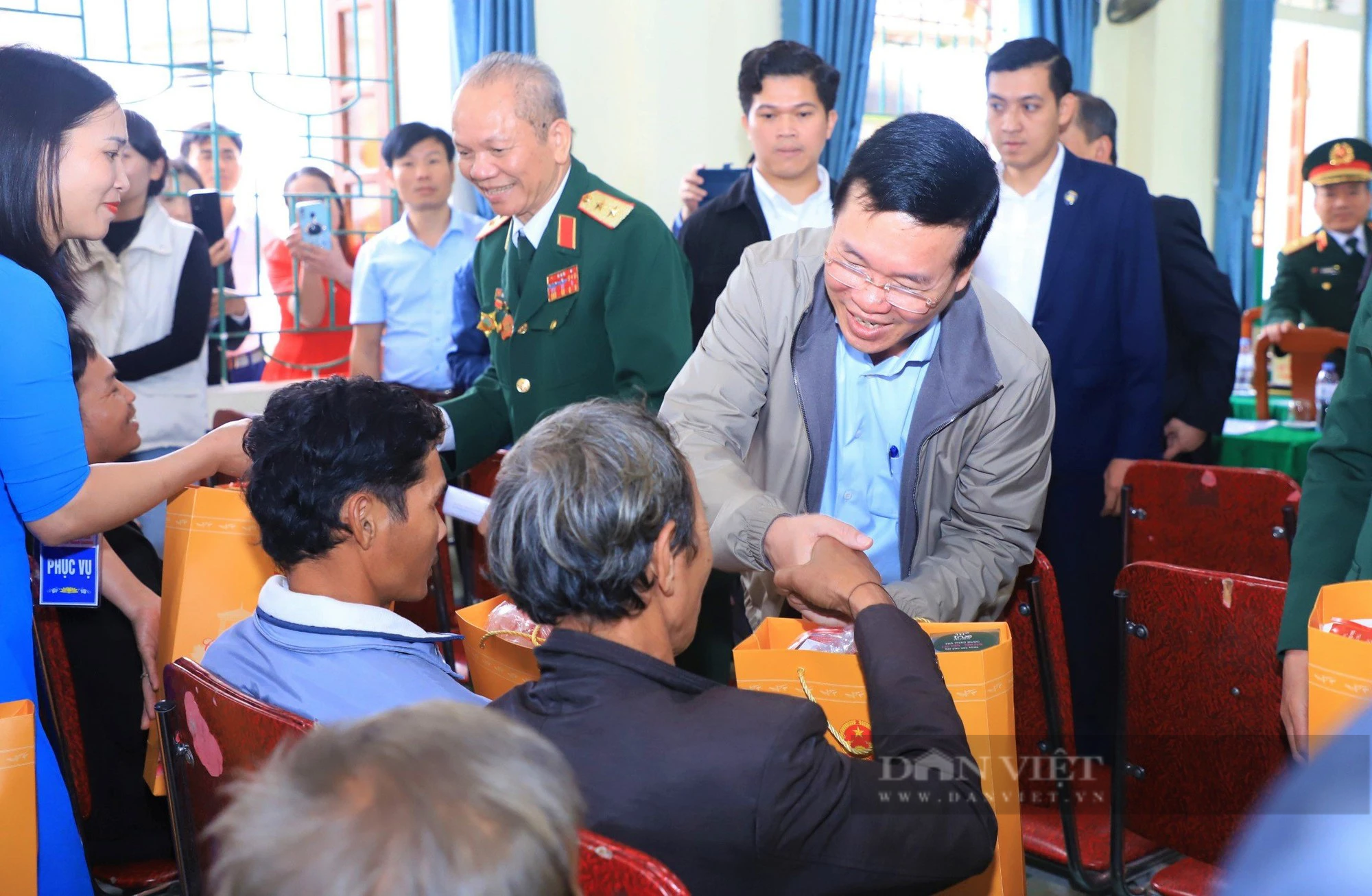Chủ tịch nước Võ Văn Thưởng về xã biên giới Thanh Thuỷ trao quà cho người dân nghèo- Ảnh 3.