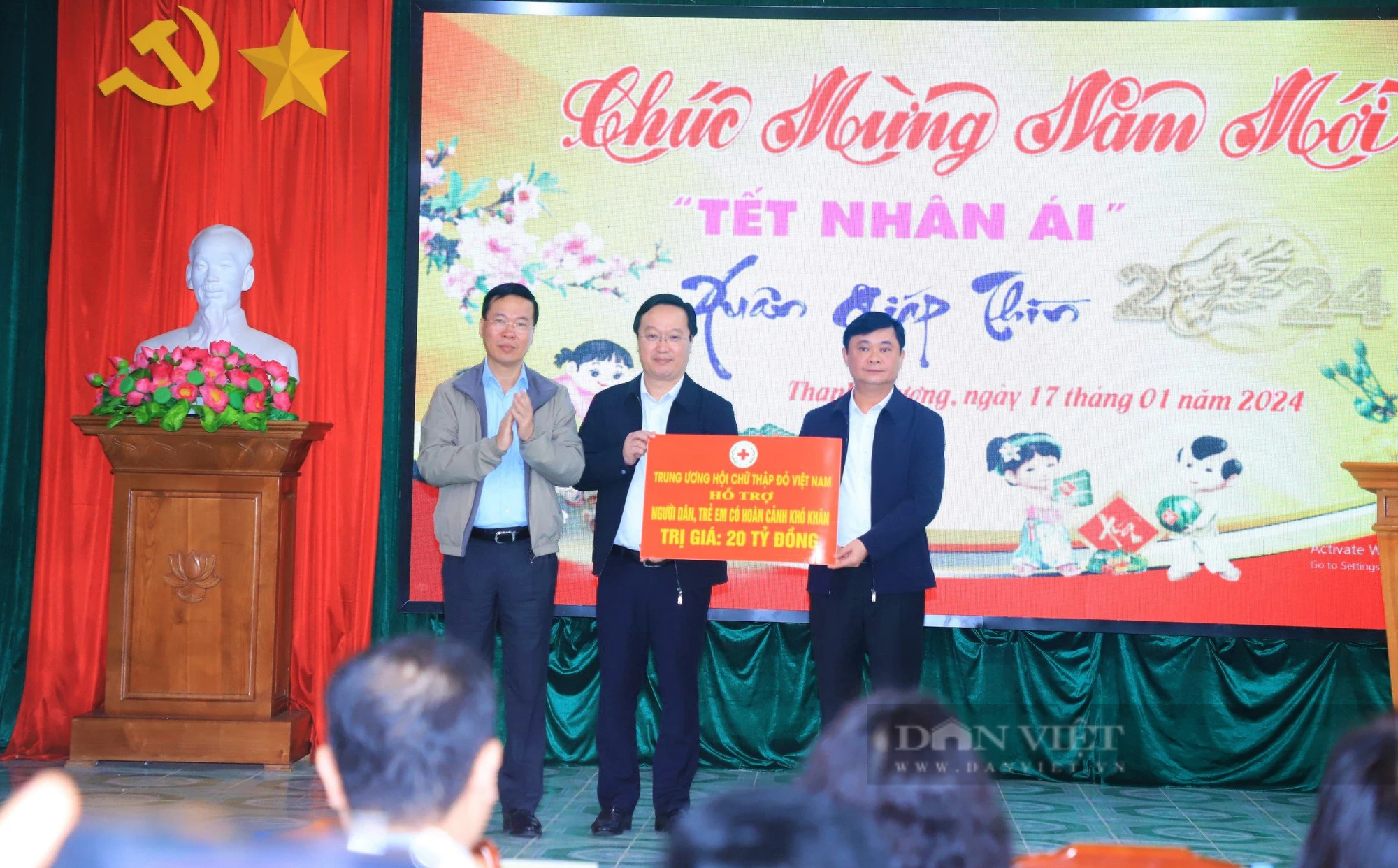 Chủ tịch nước Võ Văn Thưởng về xã biên giới Thanh Thuỷ trao quà cho người dân nghèo- Ảnh 4.