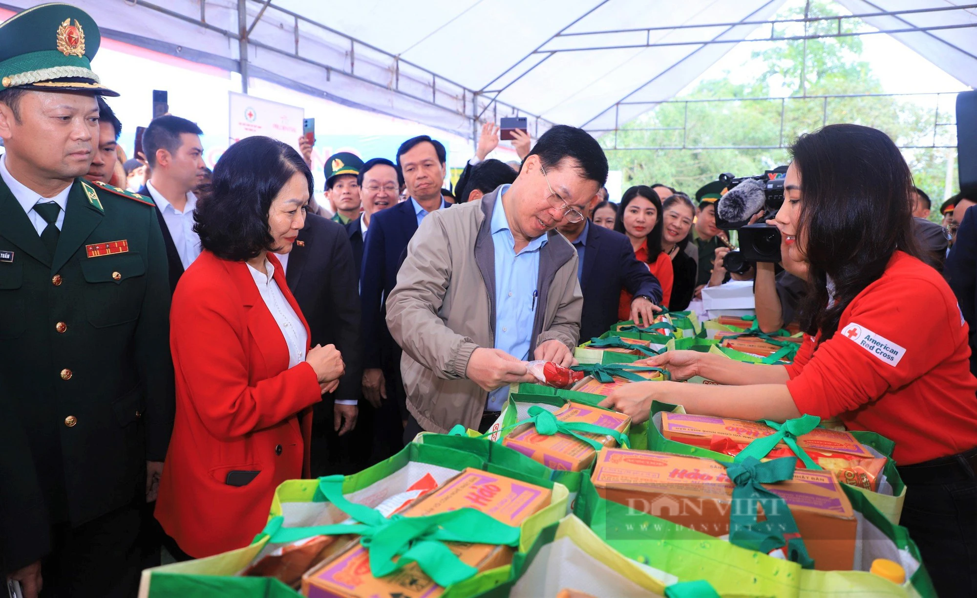Chủ tịch nước Võ Văn Thưởng về xã biên giới Thanh Thuỷ trao quà cho người dân nghèo- Ảnh 5.