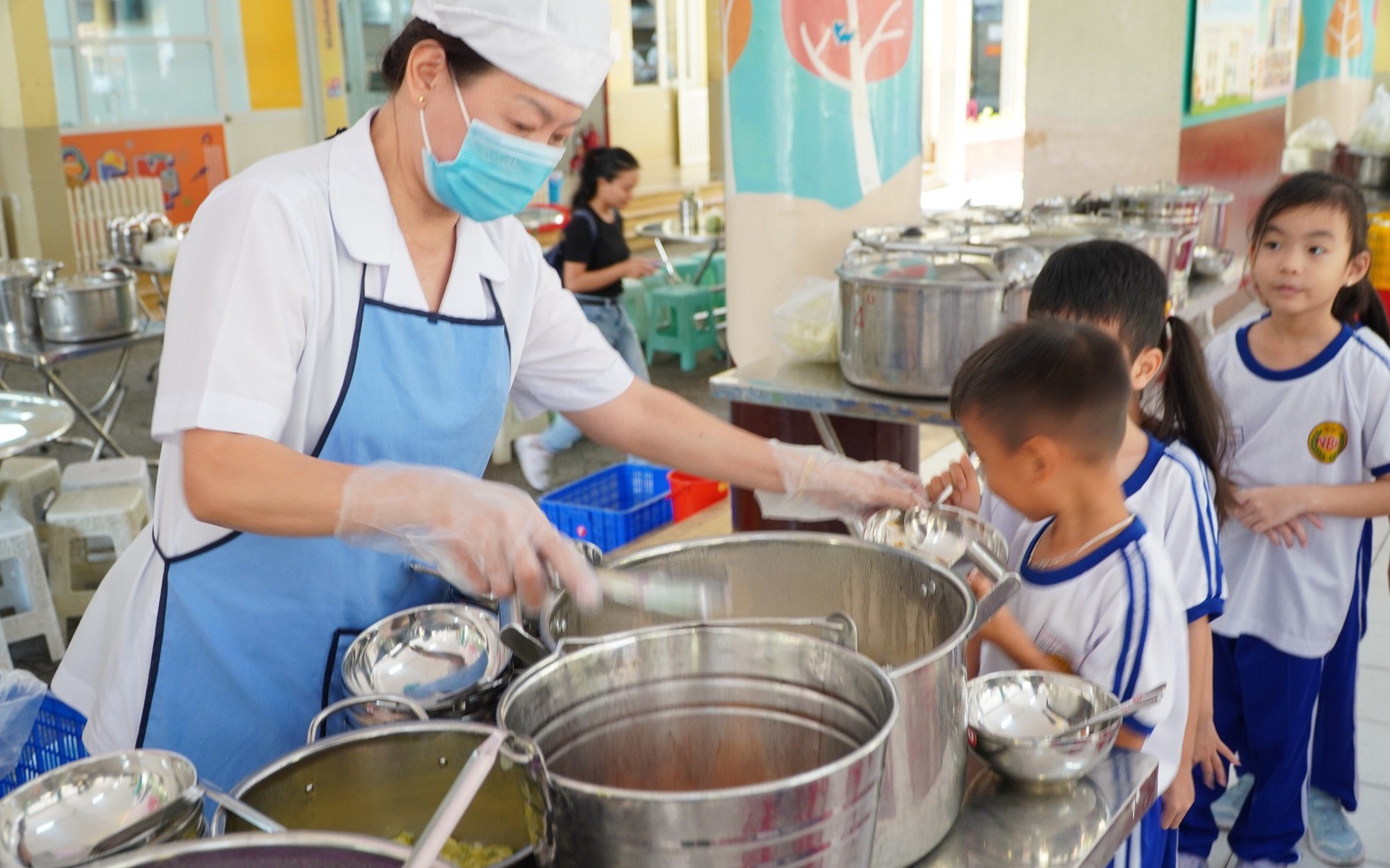 Hàng chục học sinh tại một trường tiểu học ở TP.HCM bị đau bụng, sốt tiêu chảy chưa rõ nguyên nhân