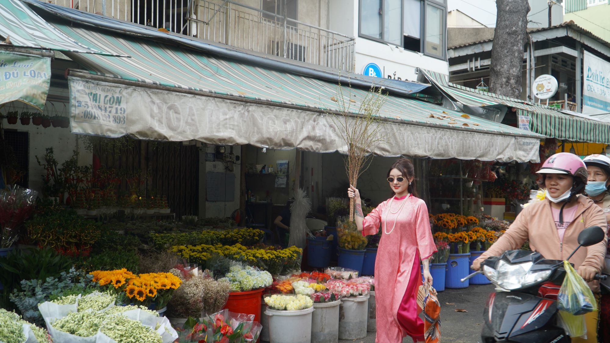 Nhiều dòng hoa “hot” như tuyết mai, đào đông, Nhật Tân mini... hút khách ở chợ hoa Tết- Ảnh 7.