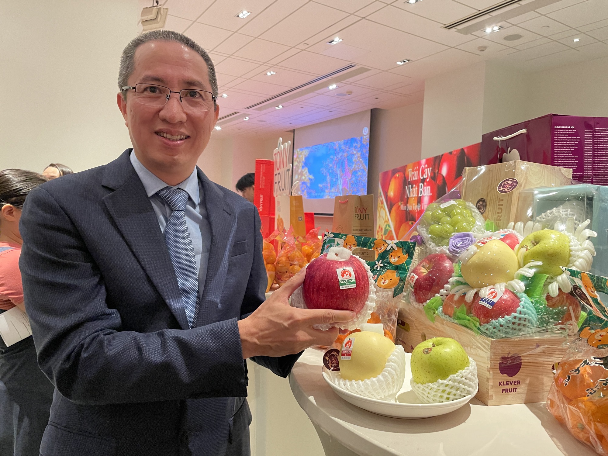 Chục triệu đồng 1 giỏ trái cây Nhật Bản biếu Tết, có cả loại táo to nhất thế giới nặng gần cả kg- Ảnh 1.