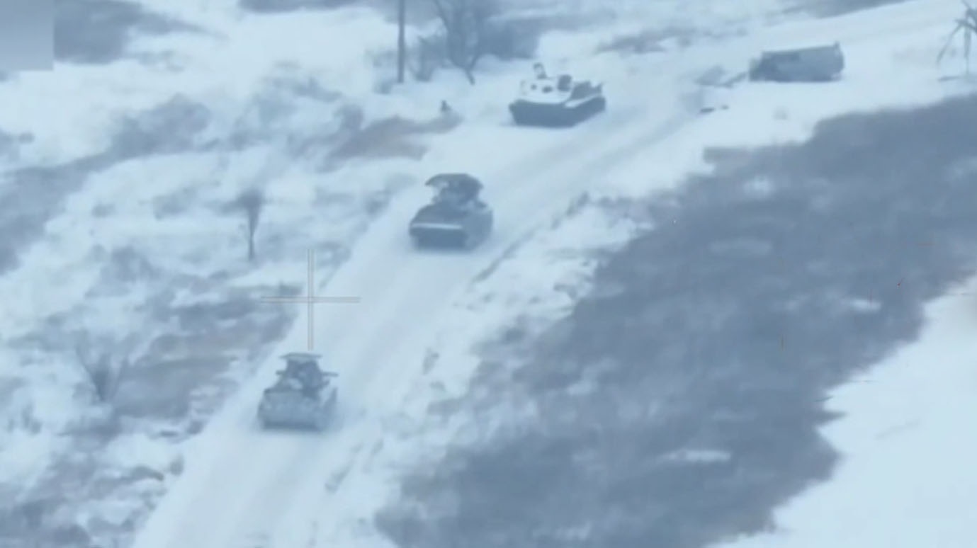 Video: Nga tung đoàn xe bọc thép ồ ạt tấn công Avdiivka, cố xuyên thủng phòng tuyến của Ukraine- Ảnh 1.