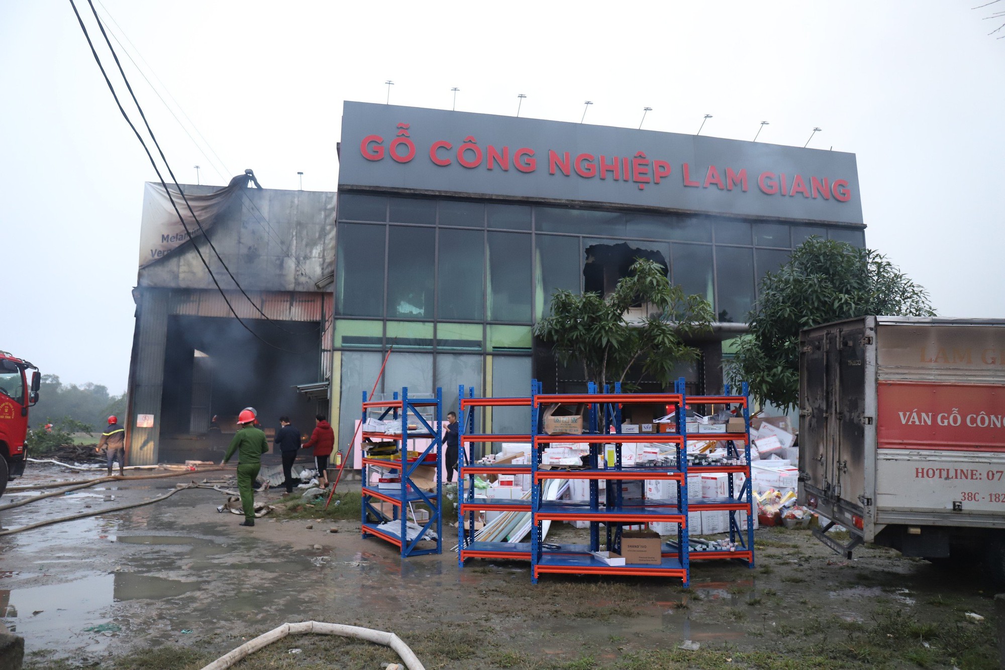 Hà Tĩnh: Cháy xưởng gỗ công nghiệp, lực lượng chữa cháy mất 6 tiếng để dập tắt hẳn- Ảnh 7.