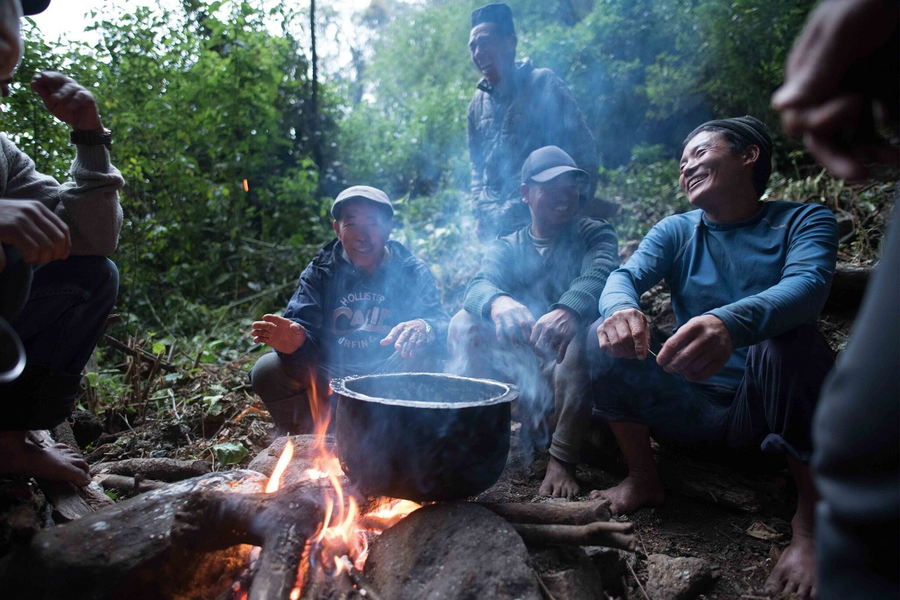 Tộc người mạo hiểm cả mạng sống để săn mật loài ong rừng lớn nhất thế giới- Ảnh 11.