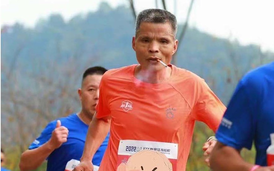 Trung Quốc cấm vừa hút thuốc vừa chạy marathon