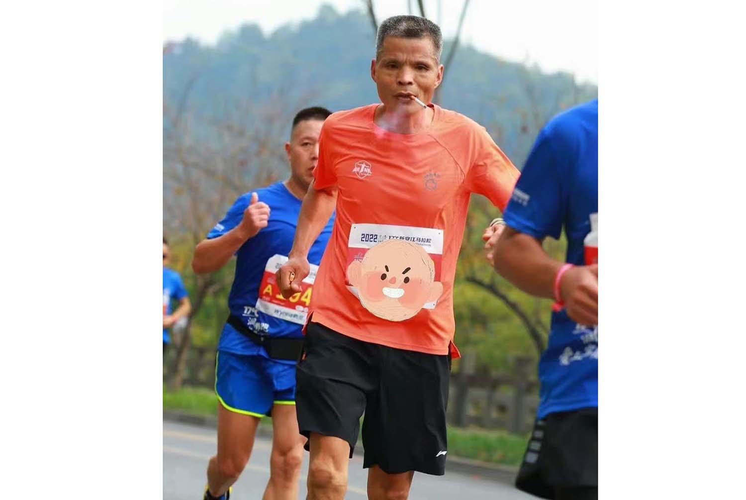 Trung Quốc cấm vừa hút thuốc vừa chạy marathon- Ảnh 1.