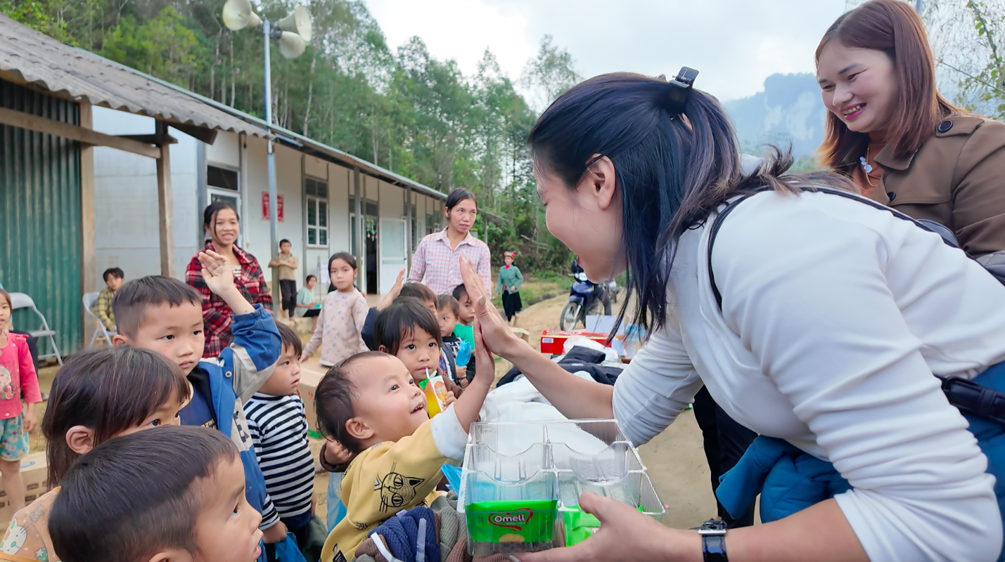 "Nhìn các em học sinh cười vui khi mặc những chiếc áo ấm mới, chúng tôi cảm thấy vô cùng hạnh phúc"- Ảnh 8.