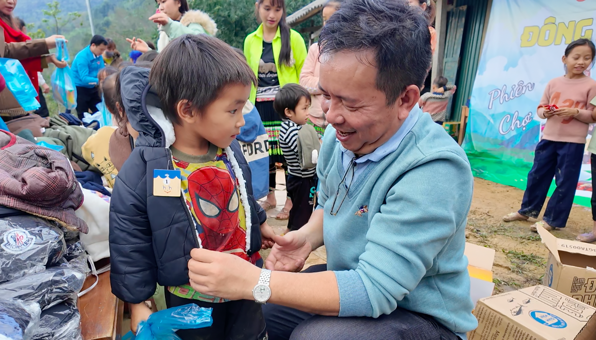 "Nhìn các em học sinh cười vui khi mặc những chiếc áo ấm mới, chúng tôi cảm thấy vô cùng hạnh phúc"- Ảnh 7.