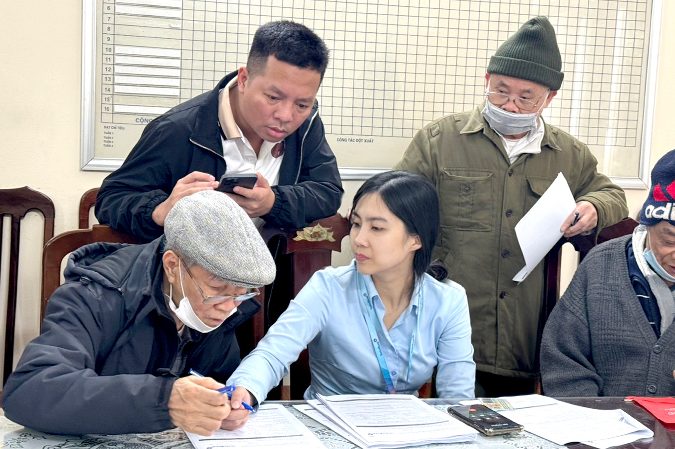 Quận Thanh Xuân trả trợ cấp an sinh xã hội không dùng tiền mặt đã đạt hơn 70%- Ảnh 1.