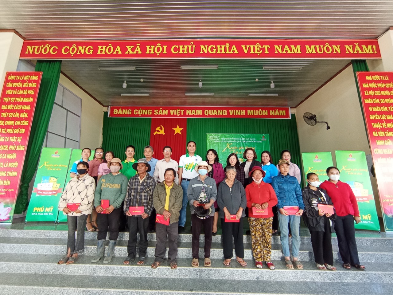 
PVFCCo tổ chức chương trình Tết vì người nghèo tại 100 xã phường cả nước - Ảnh 6.