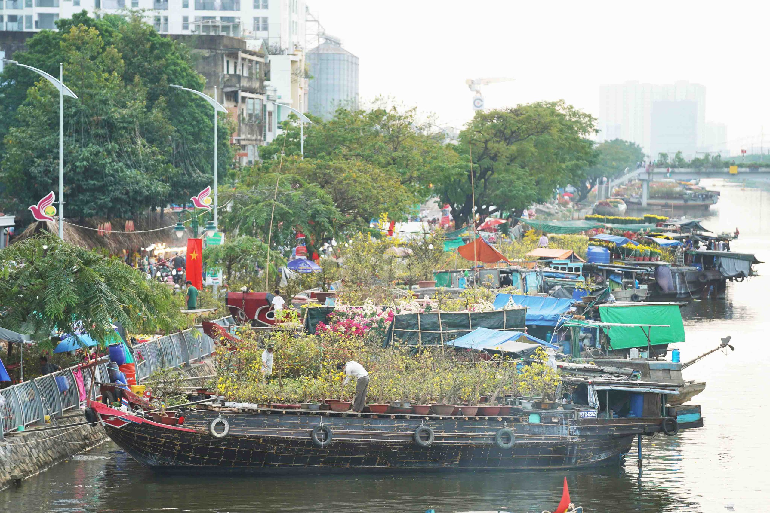 Con đường gốm đỏ Vĩnh Long, không gian hoa Đà Lạt có mặt ở Chợ hoa Xuân "Trên bến dưới thuyền" TP.HCM Tết Giáp Thìn- Ảnh 1.