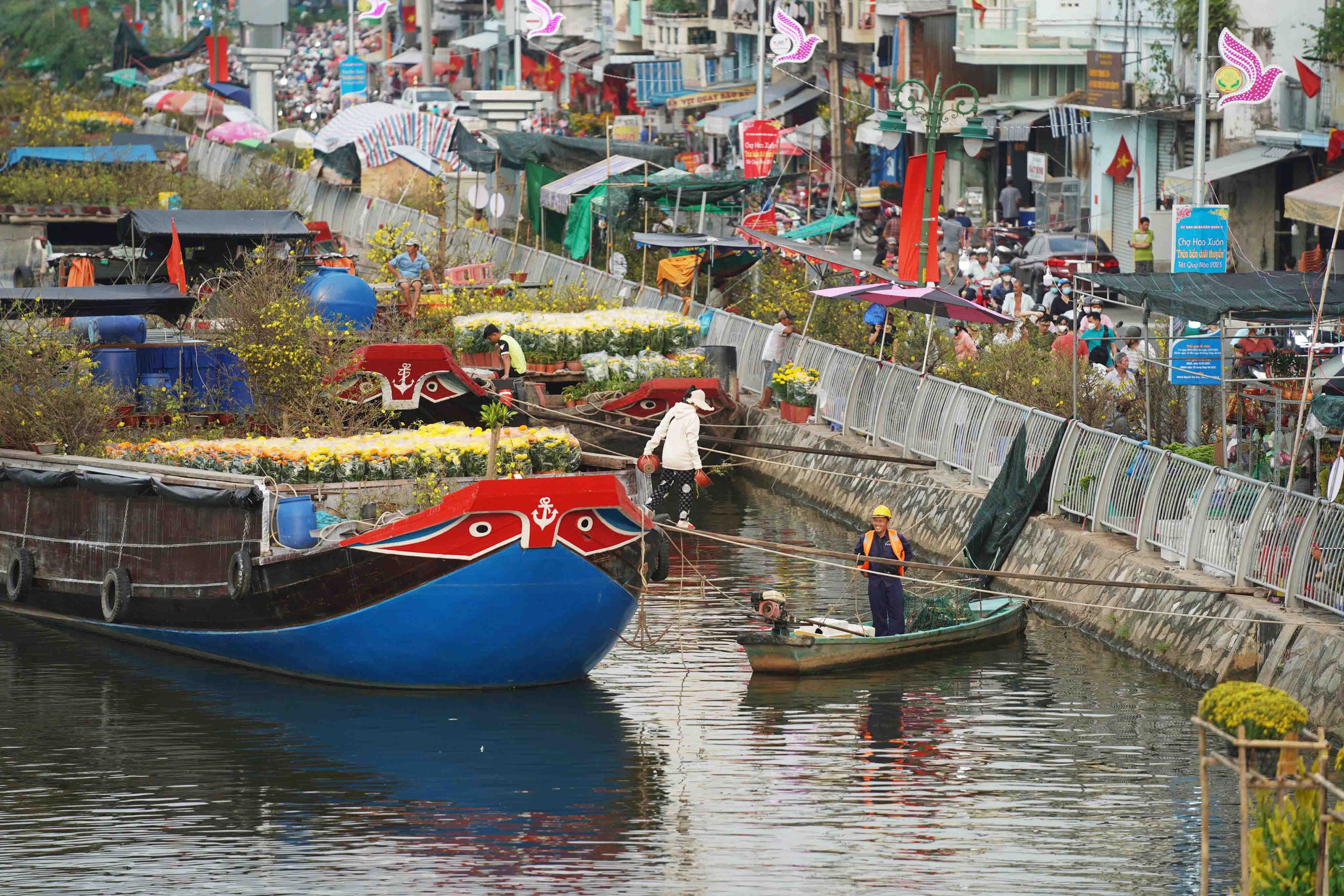 Con đường gốm đỏ Vĩnh Long, không gian hoa Đà Lạt có mặt ở Chợ hoa Xuân "Trên bến dưới thuyền" TP.HCM Tết Giáp Thìn- Ảnh 2.