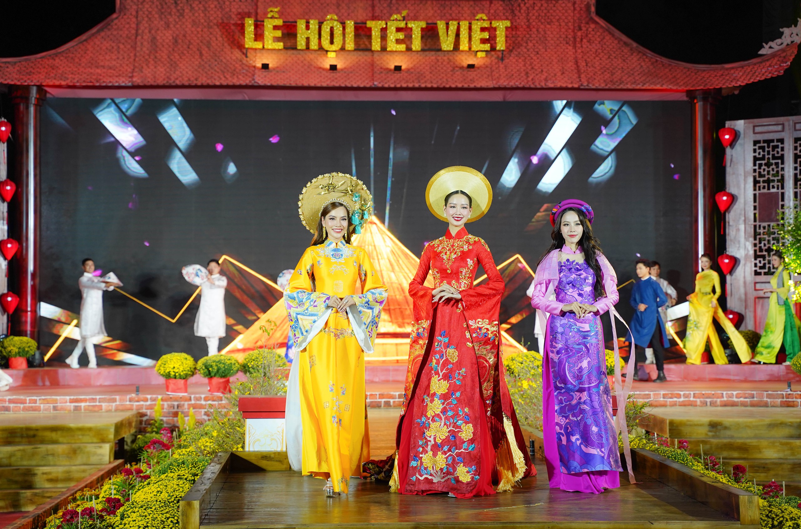 Đến Lễ hội Tết Việt xem lễ dựng cây nêu, cúng tổ tiên, đón giao thừa…- Ảnh 1.