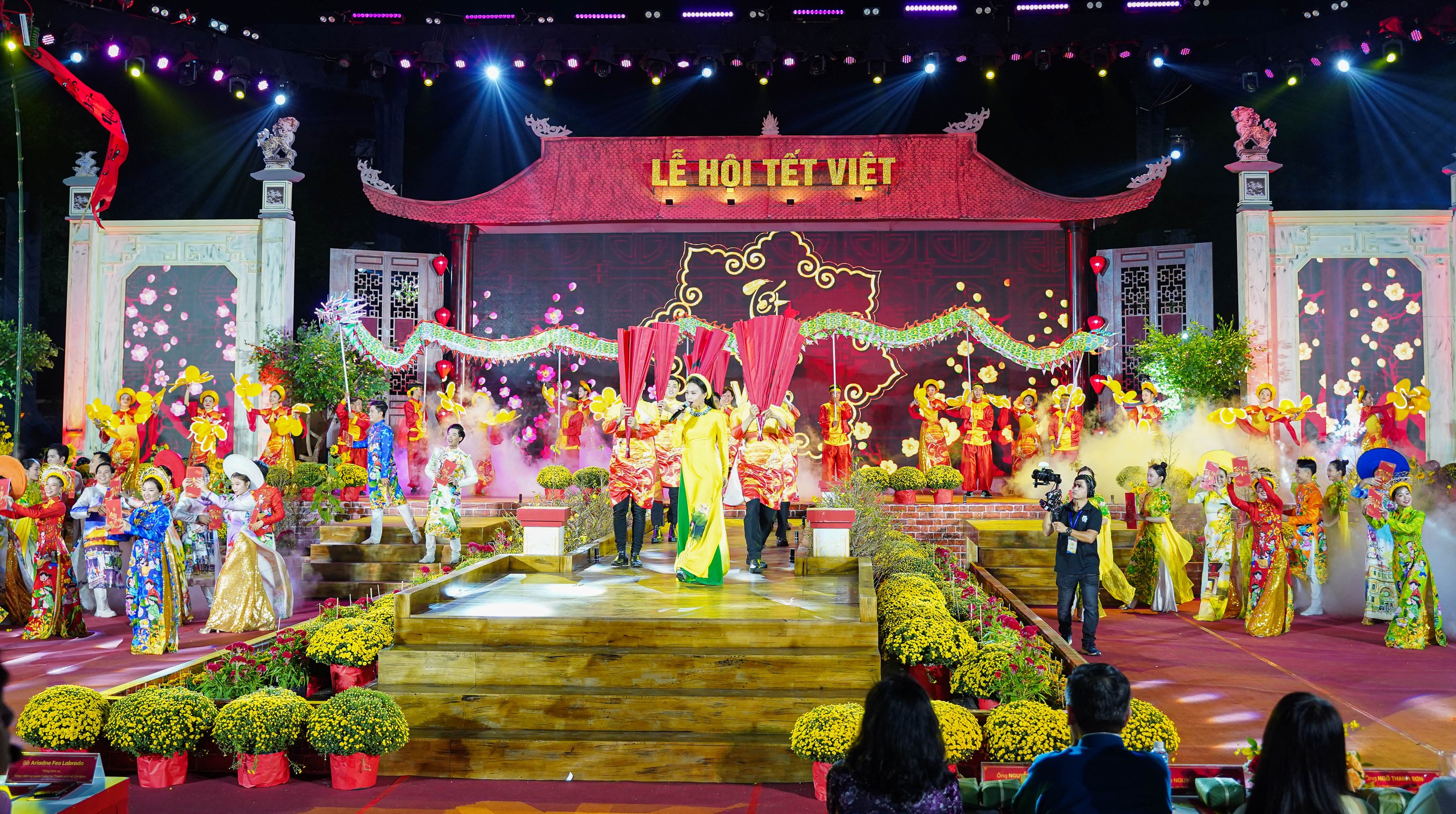 Đến Lễ hội Tết Việt xem lễ dựng cây nêu, cúng tổ tiên, đón giao thừa…- Ảnh 3.