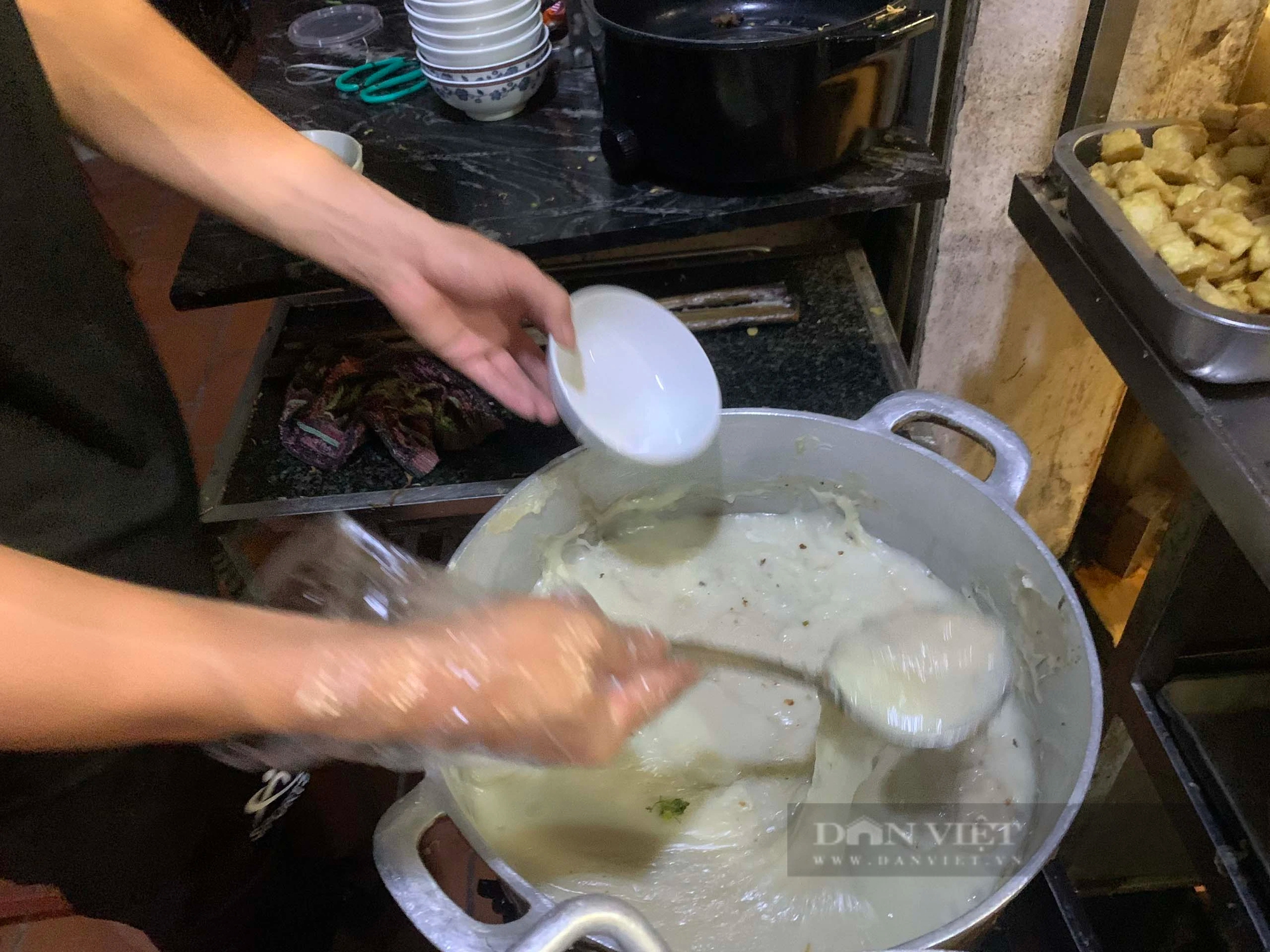 Quán bánh đúc lâu đời tại Hà Nội, có gì ngon mà thực khách đến 4 thế hệ vẫn qua thưởng thức?- Ảnh 6.