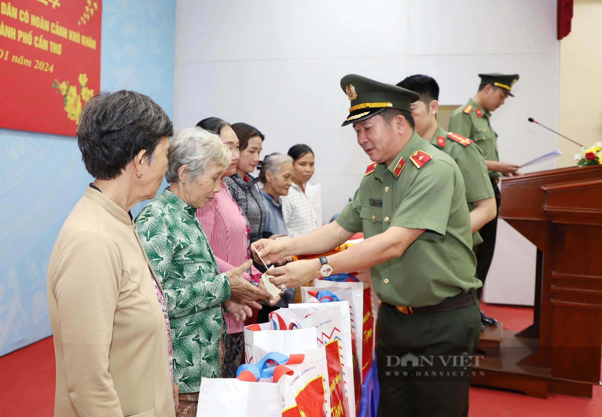 Thiếu tướng Đinh Văn Nơi trao nhà Đại đoàn kết và tặng quà Tết cho người dân có hoàn cảnh khó khăn ở Cần Thơ- Ảnh 1.