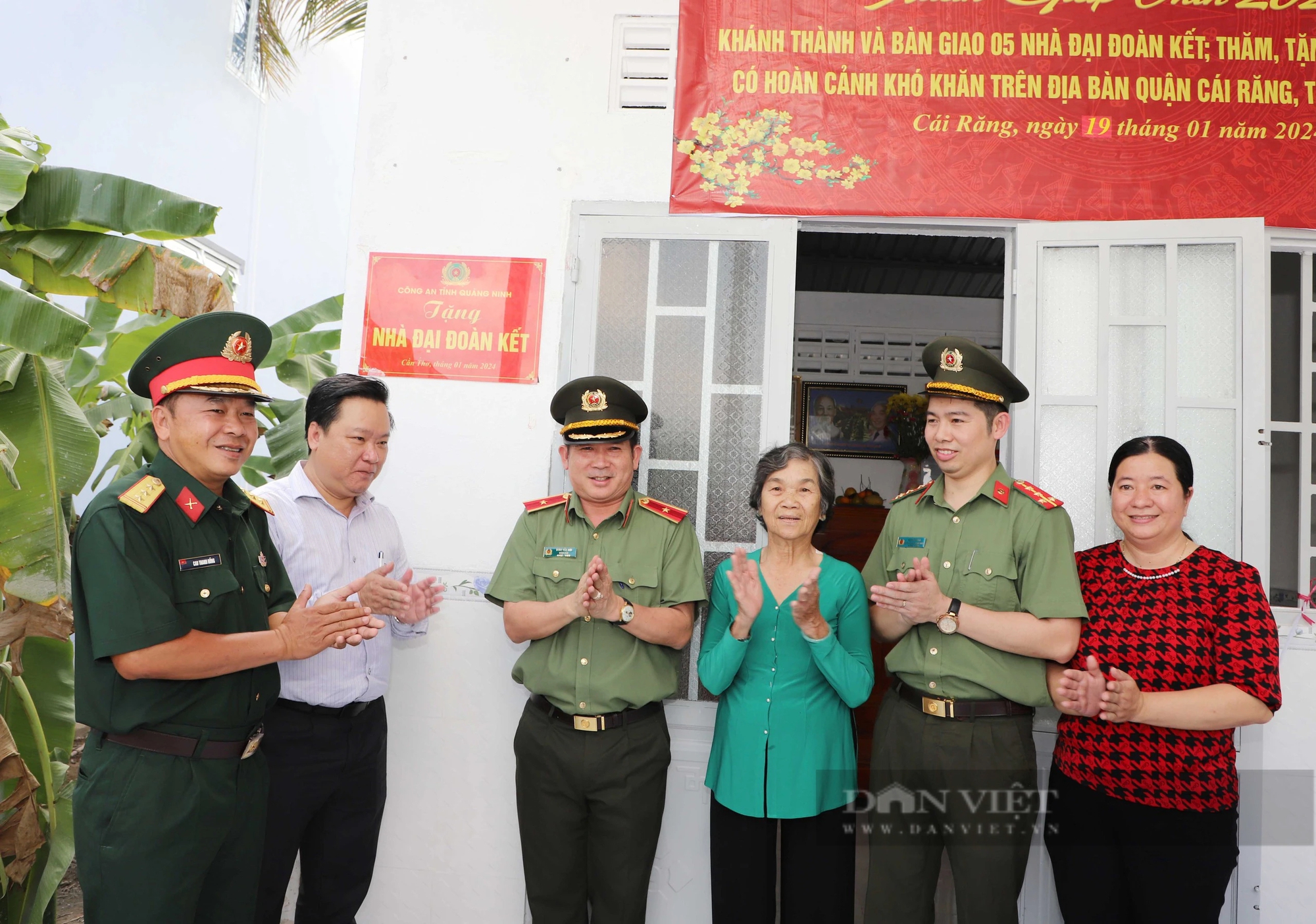 Thiếu tướng Đinh Văn Nơi trao nhà Đại đoàn kết và tặng quà Tết cho người dân có hoàn cảnh khó khăn ở Cần Thơ- Ảnh 2.