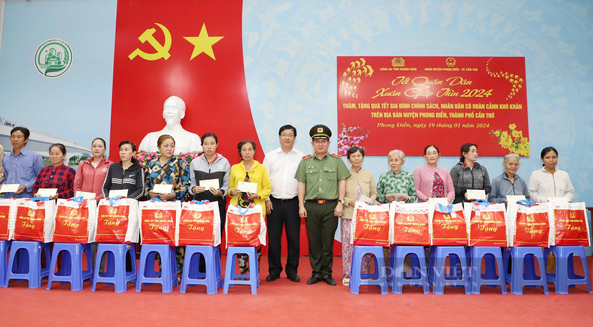 Thiếu tướng Đinh Văn Nơi trao nhà Đại đoàn kết và tặng quà Tết cho người dân có hoàn cảnh khó khăn ở Cần Thơ- Ảnh 3.