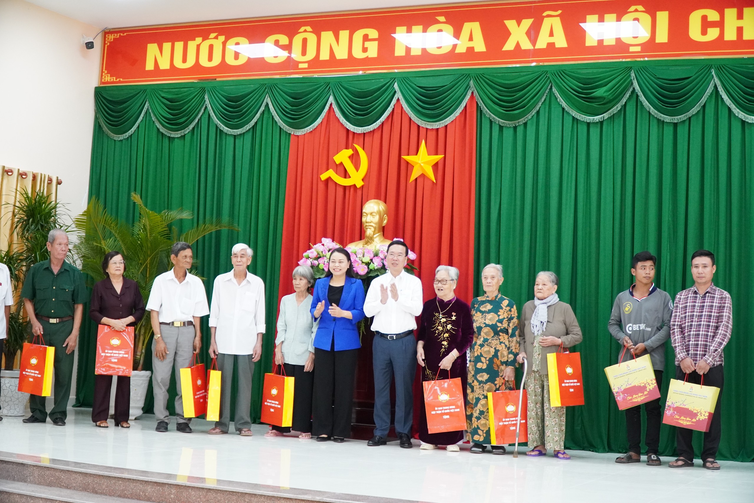 Chủ tịch nước Võ Văn Thưởng thăm và chúc Tết gia đình chính sách, hộ nghèo ở Vĩnh Long- Ảnh 1.