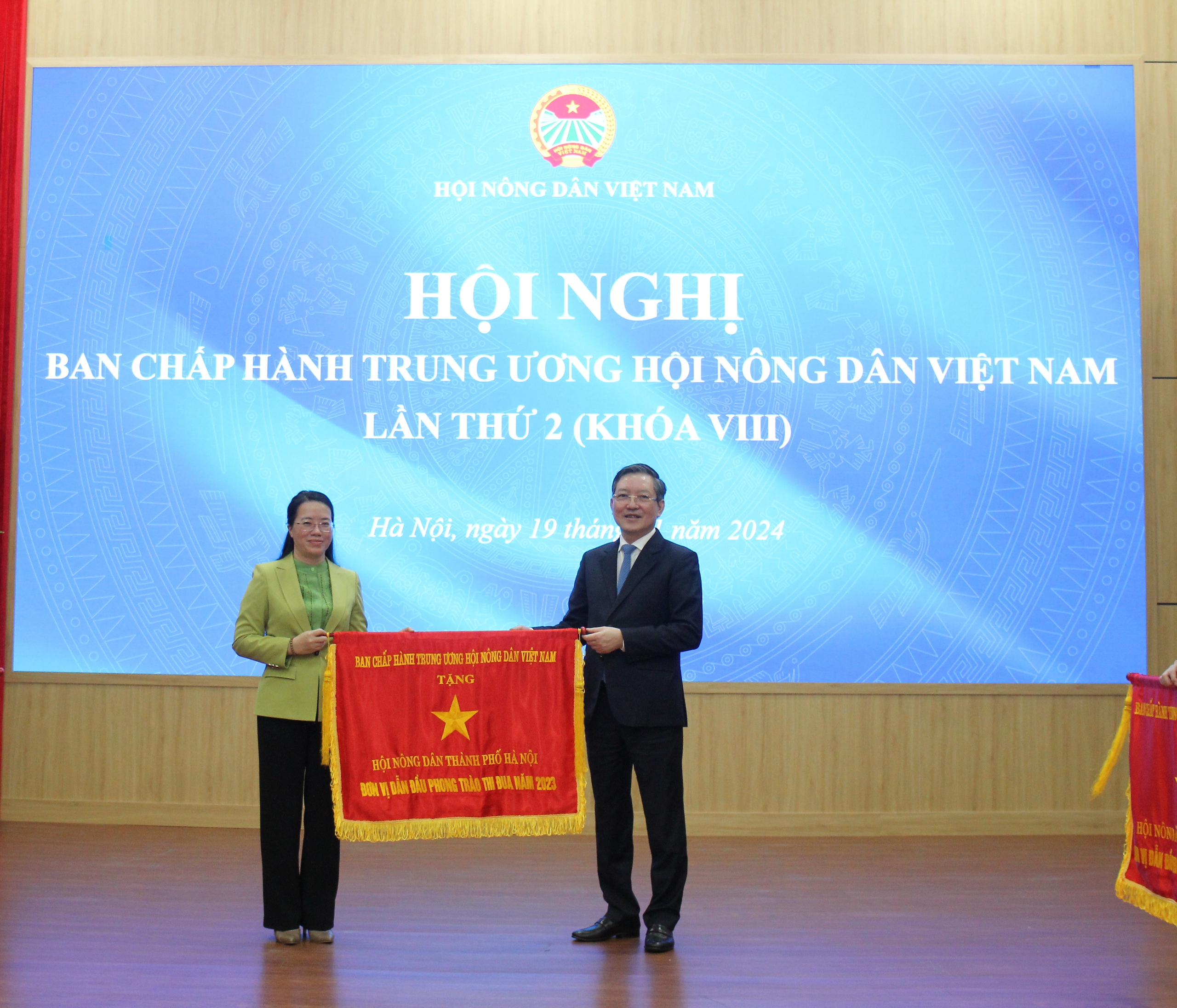 Trung ương Hội NDVN tặng Cờ thi đua, Bằng khen, công nhận danh hiệu thi đua cho Hội ND các tỉnh, thành phố- Ảnh 2.
