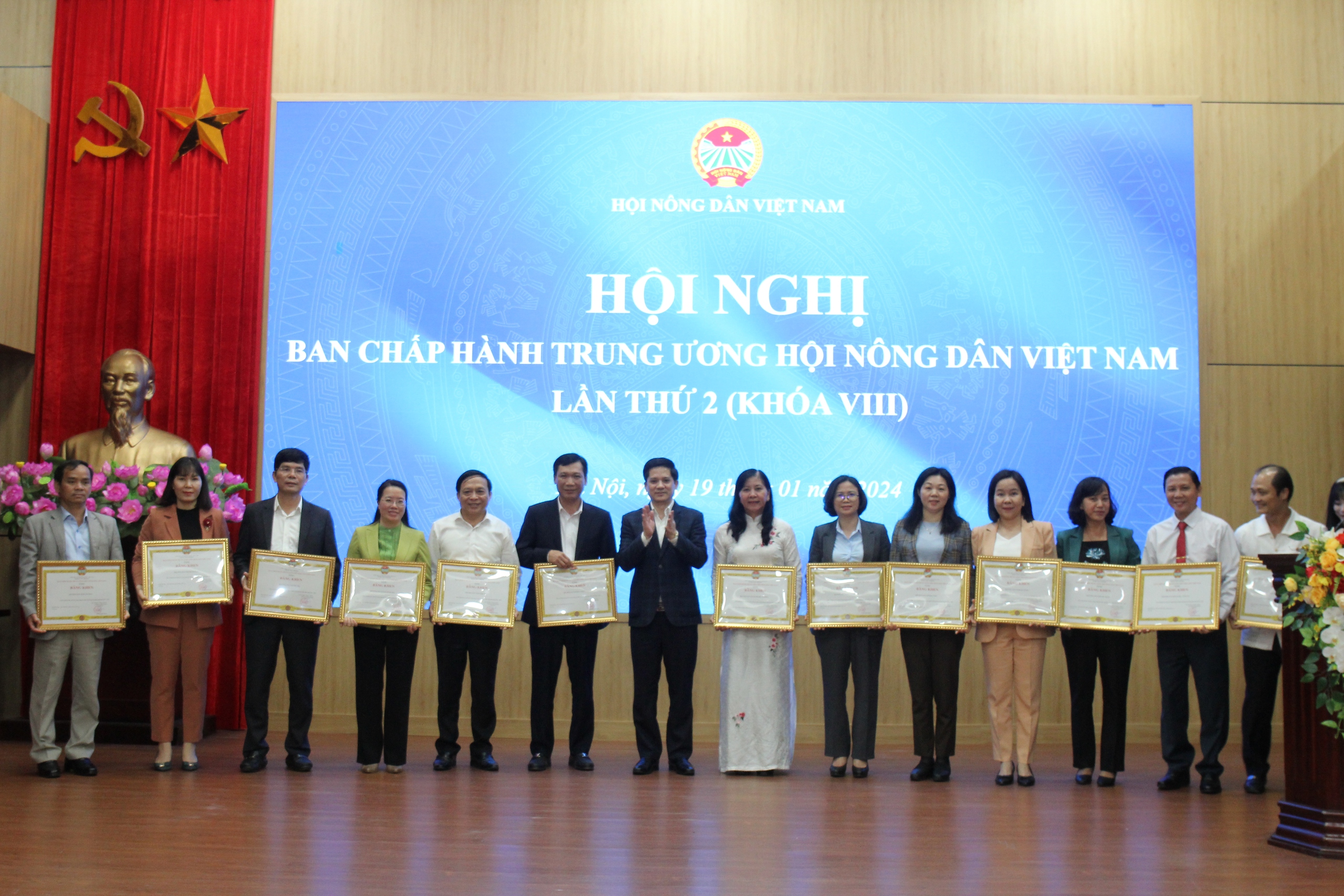 Trung ương Hội NDVN tặng Cờ thi đua, Bằng khen, công nhận danh hiệu thi đua cho Hội ND các tỉnh, thành phố- Ảnh 3.