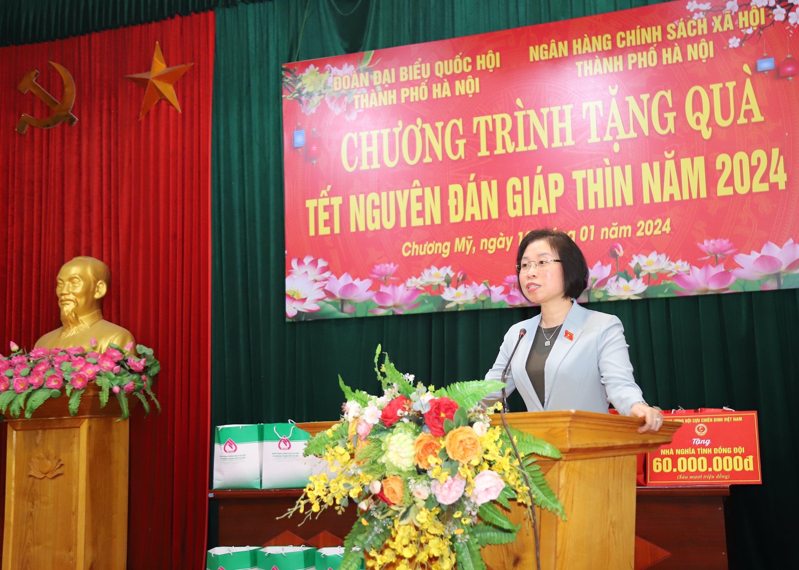 Đoàn đại biểu Quốc hội TP Hà Nội tặng quà Tết gia đình chính sách, hoàn cảnh khó khăn tại huyện Chương Mỹ- Ảnh 3.