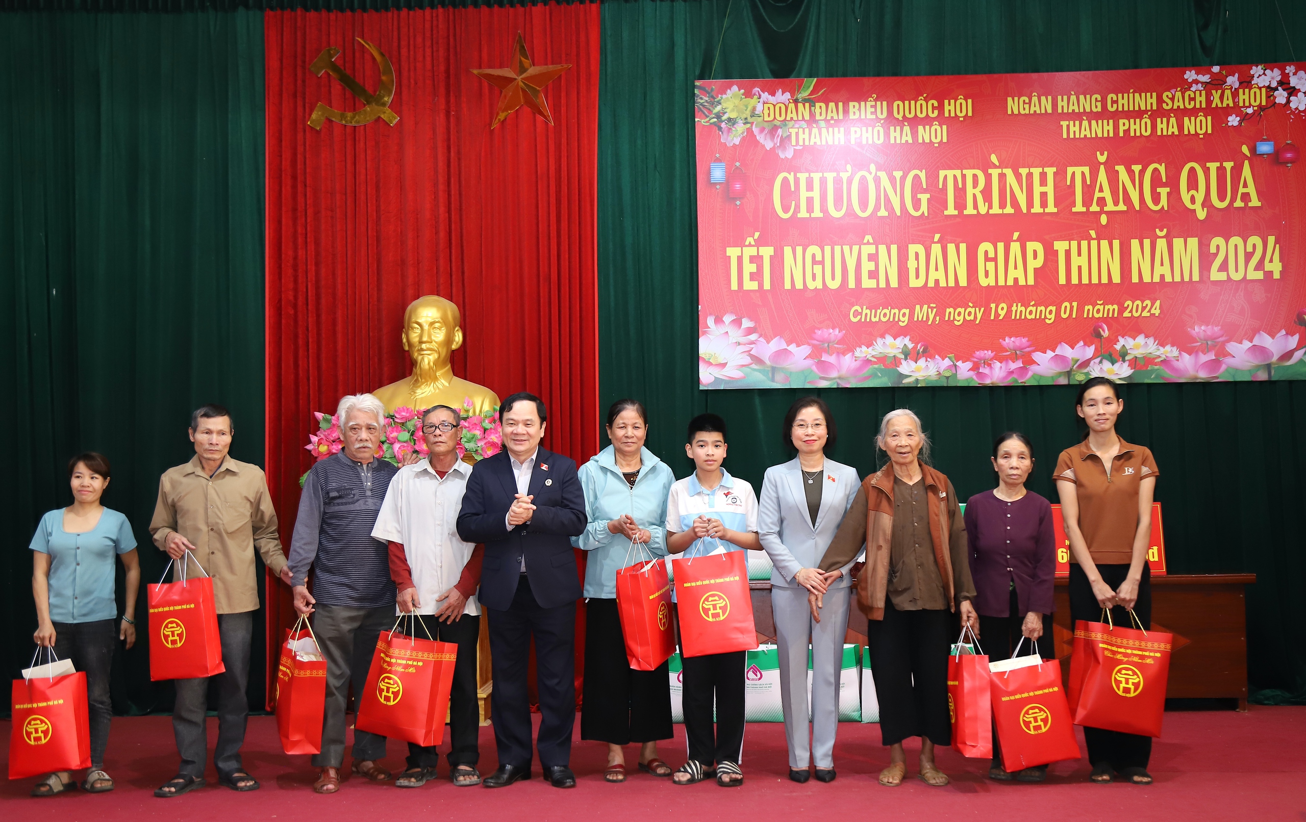 Đoàn đại biểu Quốc hội TP Hà Nội tặng quà Tết gia đình chính sách, hoàn cảnh khó khăn tại huyện Chương Mỹ- Ảnh 4.