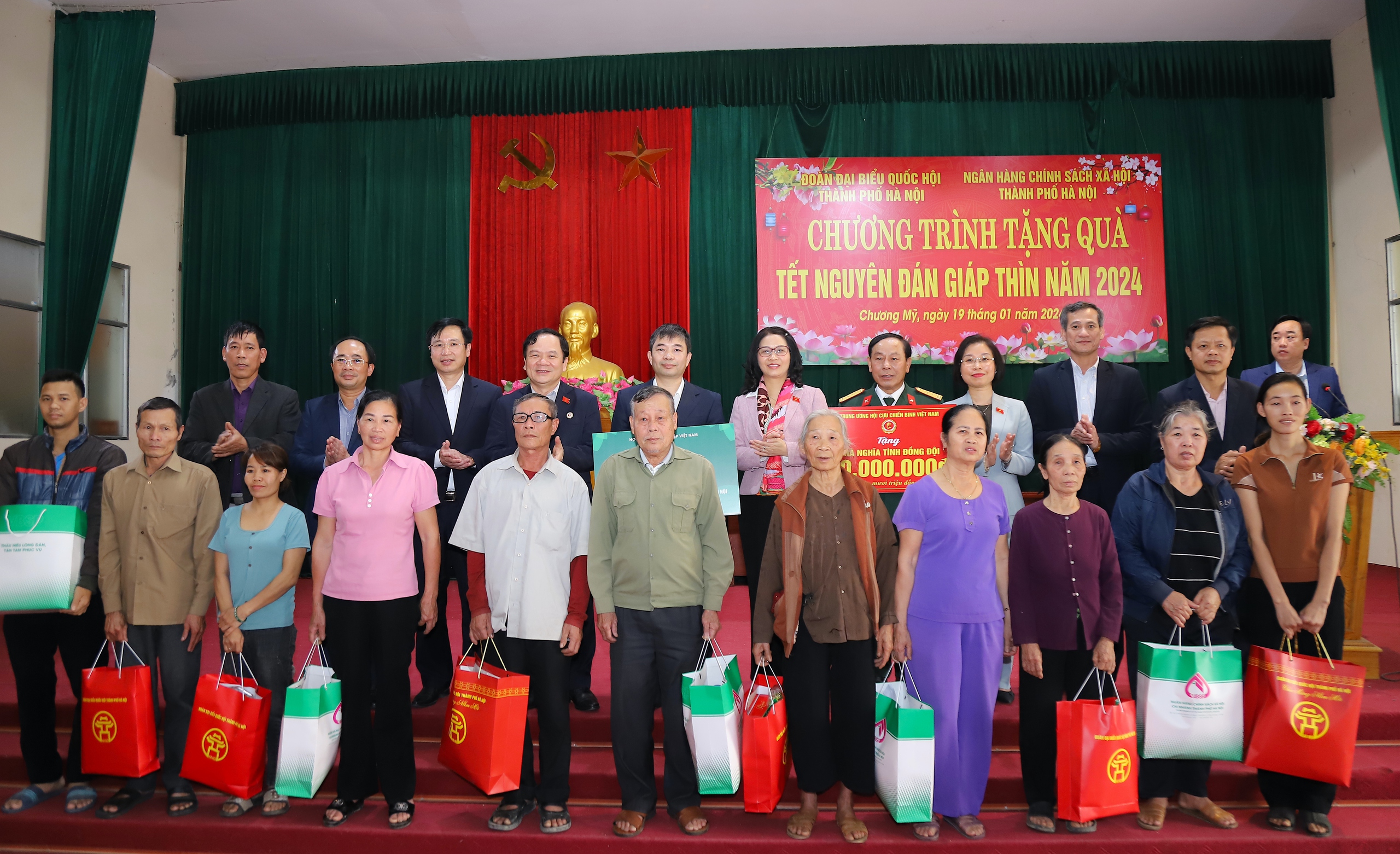 Đoàn đại biểu Quốc hội TP Hà Nội tặng quà Tết gia đình chính sách, hoàn cảnh khó khăn tại huyện Chương Mỹ- Ảnh 5.