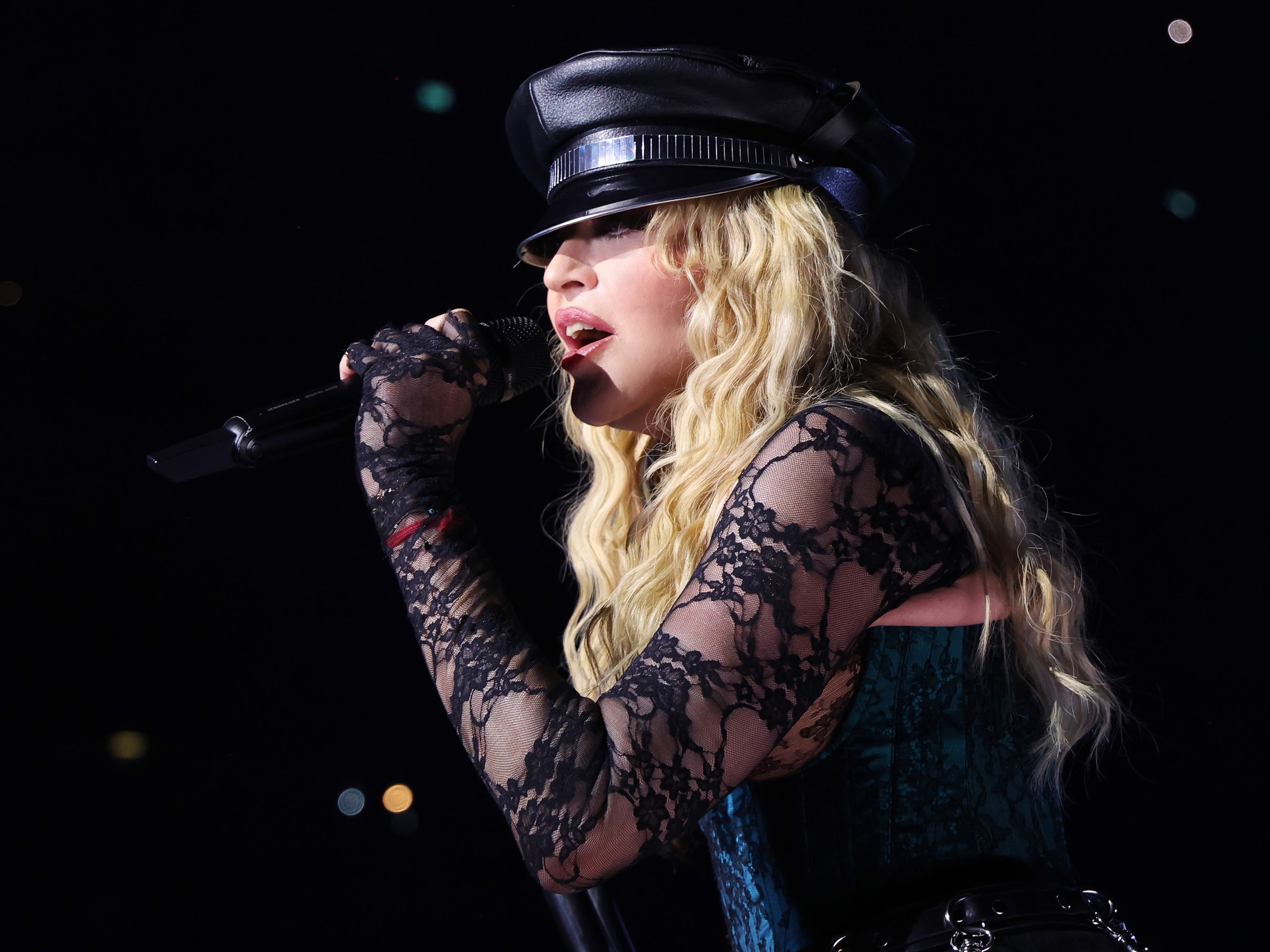 Madonna bị kiện vì đến muộn trong buổi hoà nhạc của chính mình- Ảnh 1.