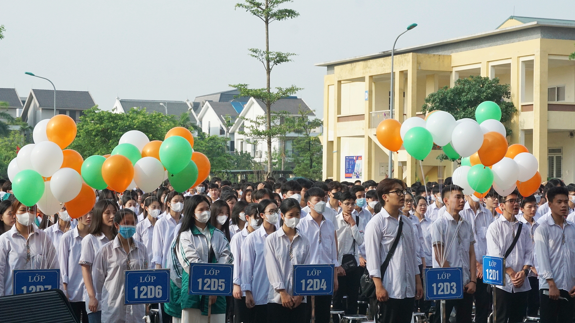 Xôn xao nữ sinh lớp 10 Hà Nội mặc quần jean đến trường bị cắt rách vì sai quy định: Hiệu trưởng nói gì?- Ảnh 1.