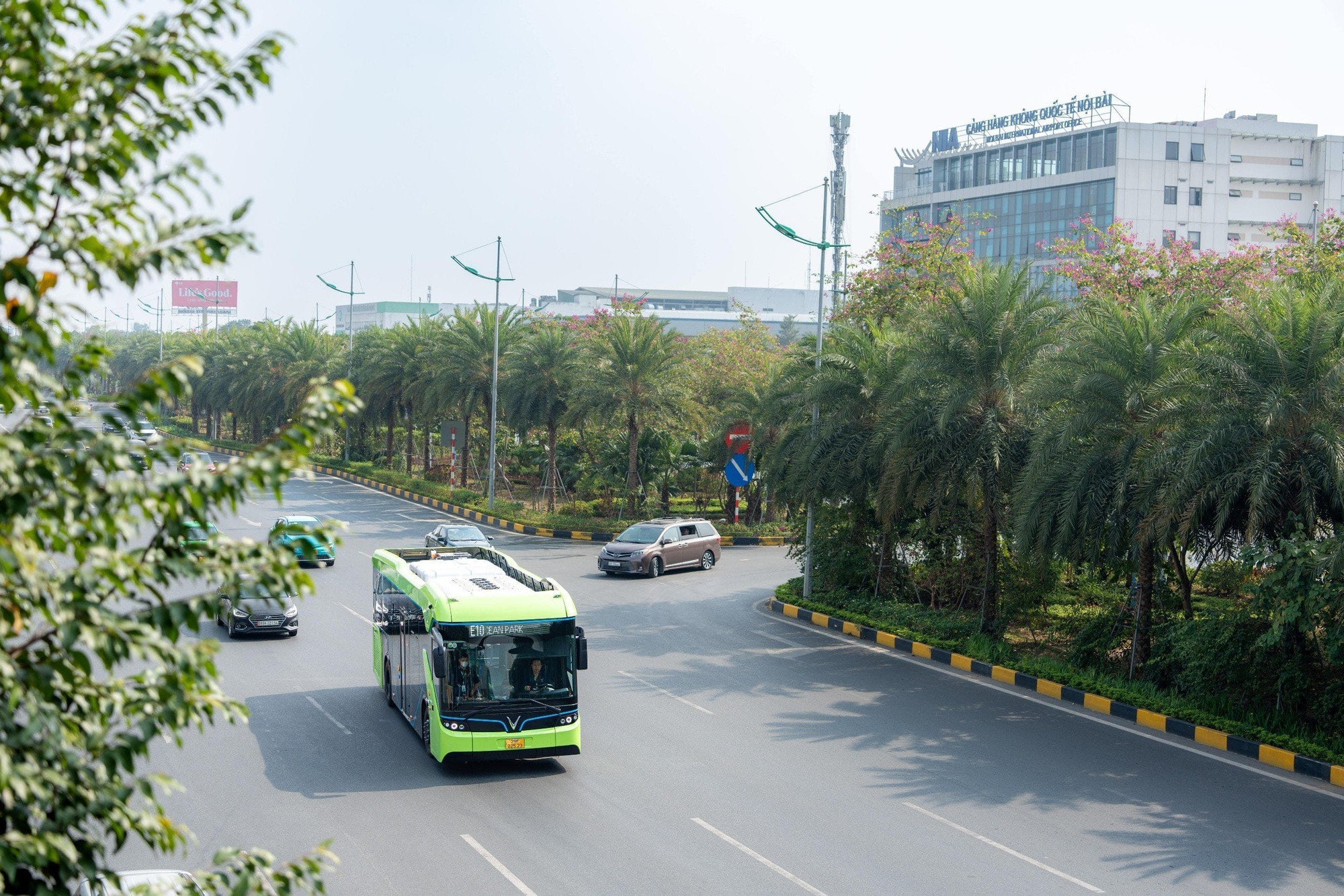 Người dân hào hứng trải nghiệm tuyến buýt điện đầu tiên kết nối nội đô Hà Nội - sân bay Nội Bài - Ảnh 1.