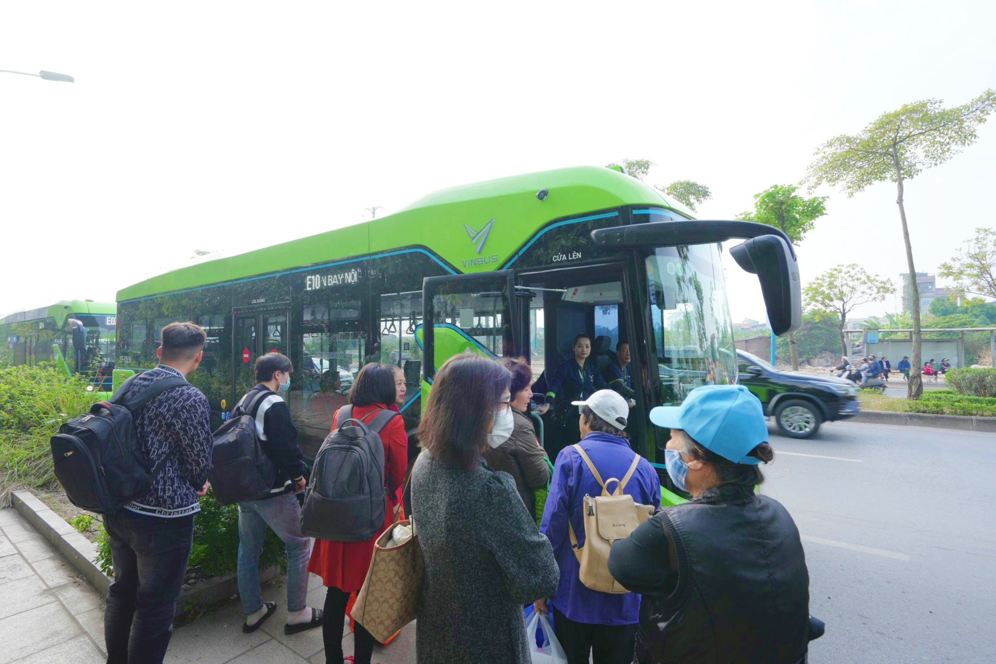 Người dân hào hứng trải nghiệm tuyến buýt điện đầu tiên kết nối nội đô Hà Nội - sân bay Nội Bài - Ảnh 2.
