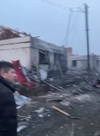 Nga đau đớn thừa nhận thả nhầm bom xuống ngôi làng của chính mình khi tấn công dữ dội Ukraine - Ảnh 2.