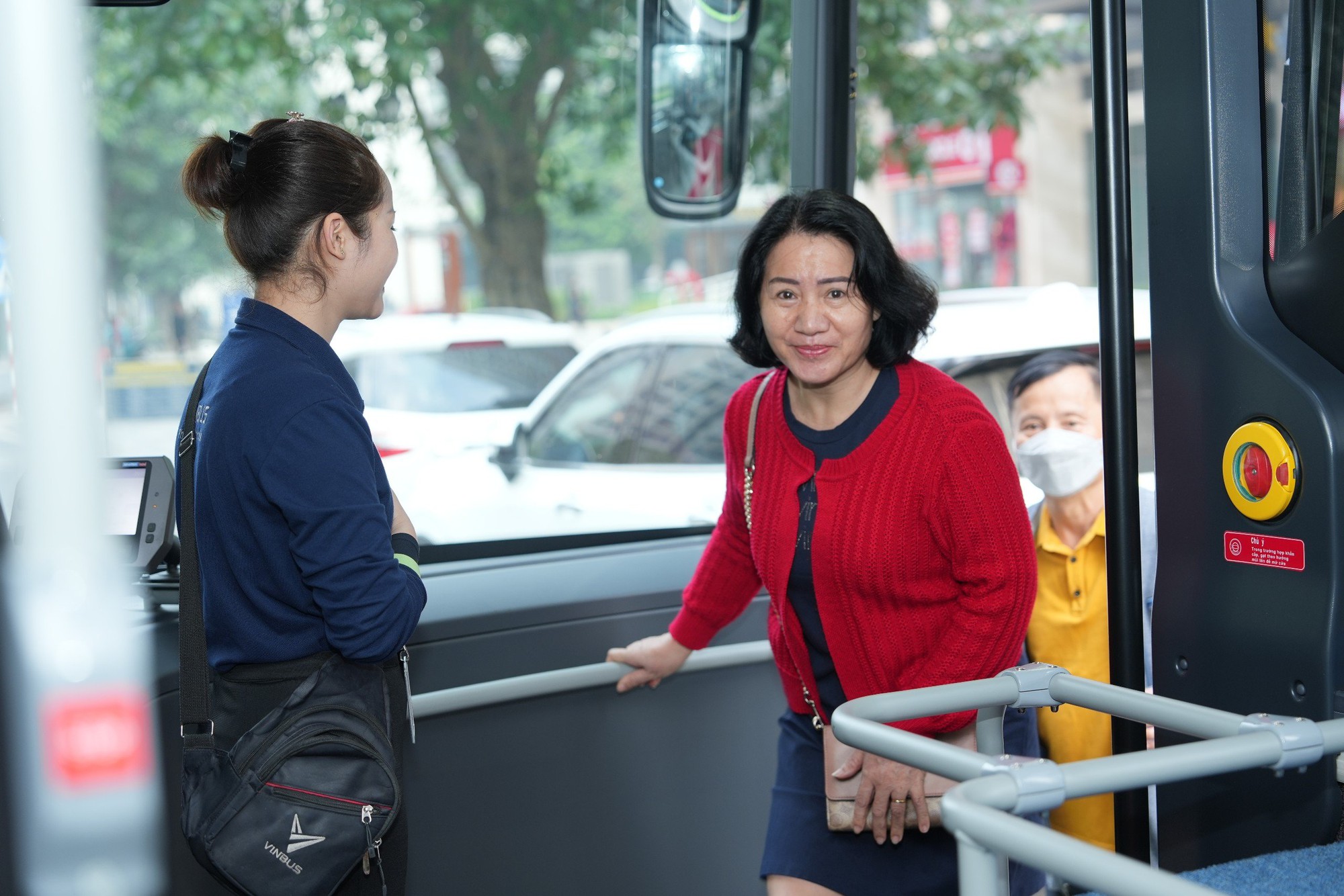 Người dân hào hứng trải nghiệm tuyến buýt điện đầu tiên kết nối nội đô Hà Nội - sân bay Nội Bài - Ảnh 3.