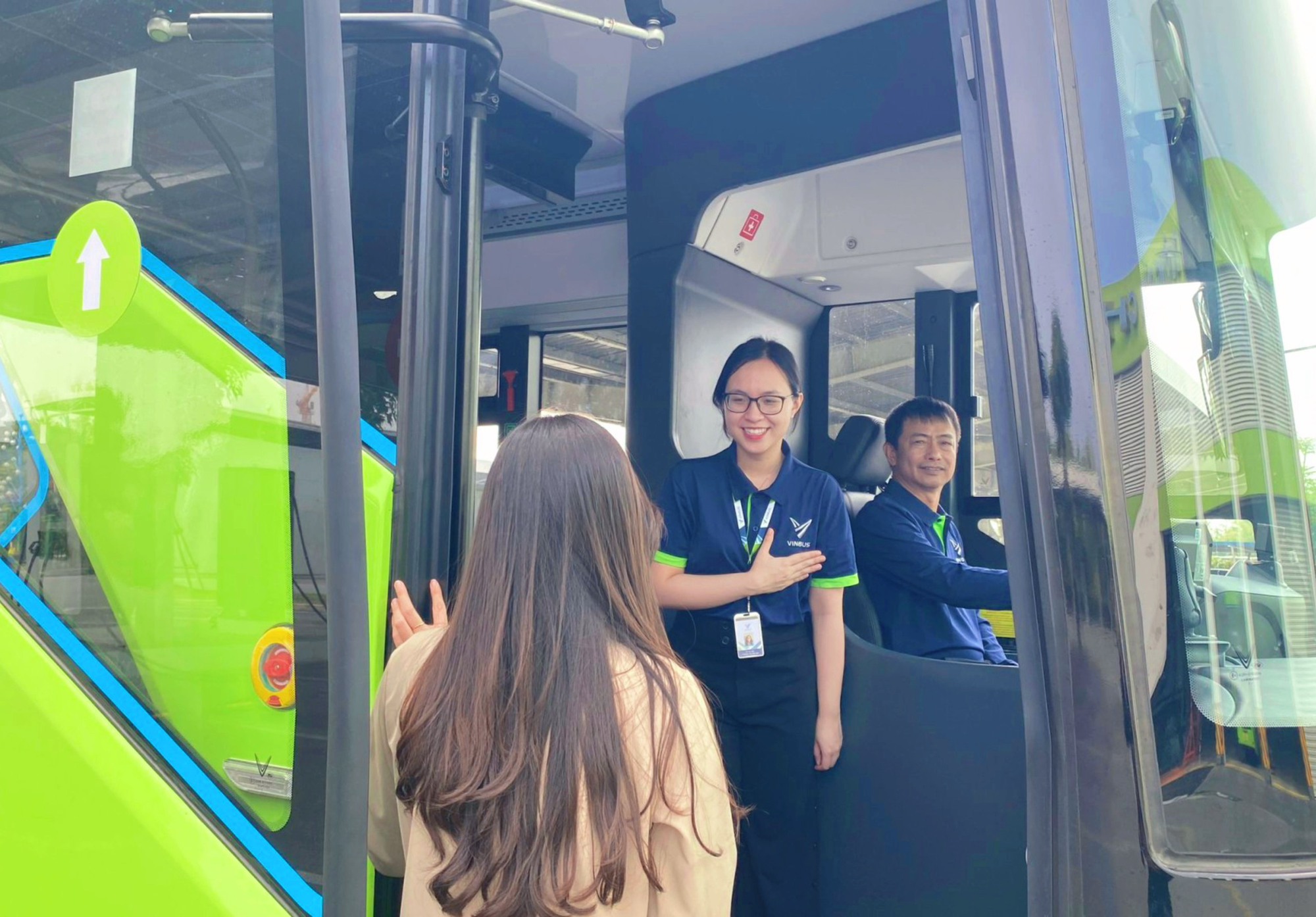 Người dân hào hứng trải nghiệm tuyến buýt điện đầu tiên kết nối nội đô Hà Nội - sân bay Nội Bài - Ảnh 4.