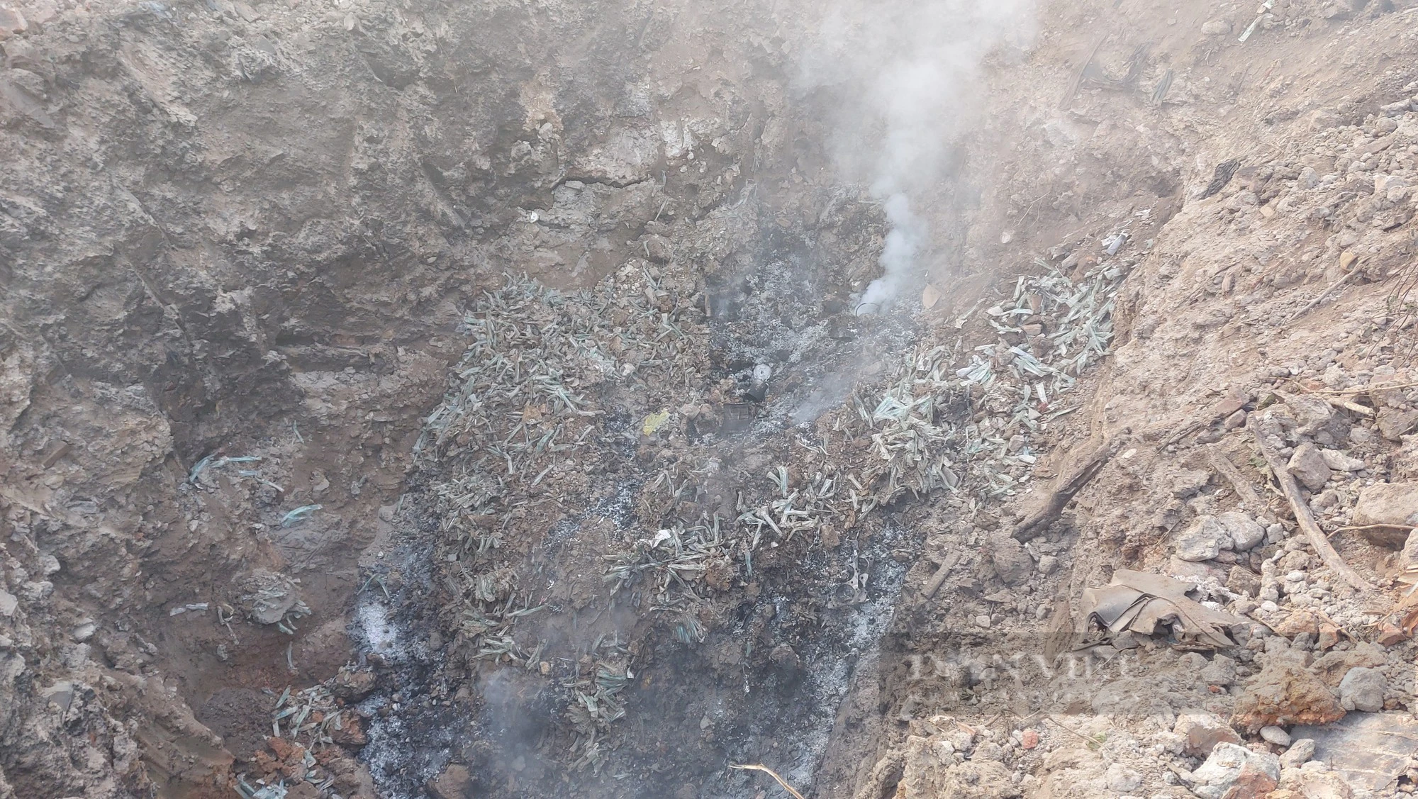 Vụ đốt bơm kim tiêm "hun khói" khu dân cư: Công ty TNHH Bình Lợi chôn, đốt rác thải - Ảnh 4.