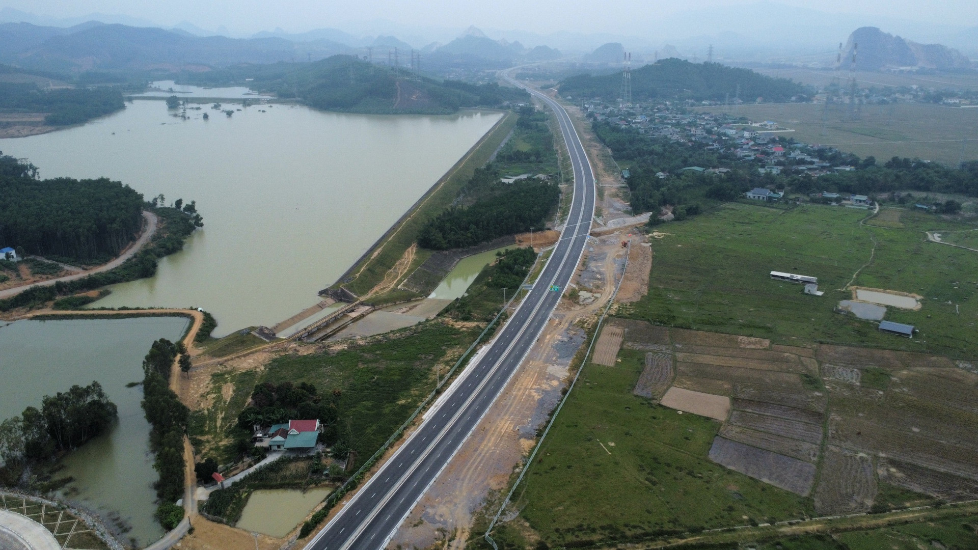 Phó Thủ tướng Trần Hồng Hà: Bộ GTVT sớm nâng cấp các cao tốc đã được đầu tư- Ảnh 1.