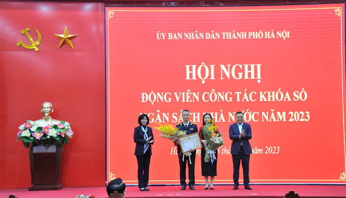 Chủ tịch Hà Nội thưởng đột xuất 50 triệu đồng cho đơn vị có thành tích thu ngân sách đặc biệt xuất sắc - Ảnh 1.