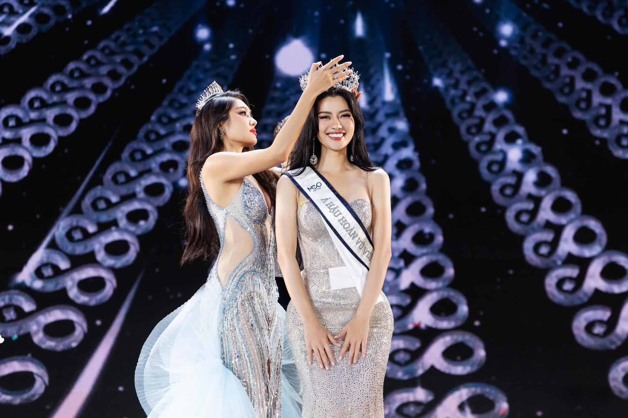 Á hậu 1 Hoa hậu Hoàn vũ Việt Nam 2023 Hoàng Thị Nhung hé lộ về gia cảnh, 10 tuổi đã rửa bát thuê  - Ảnh 1.